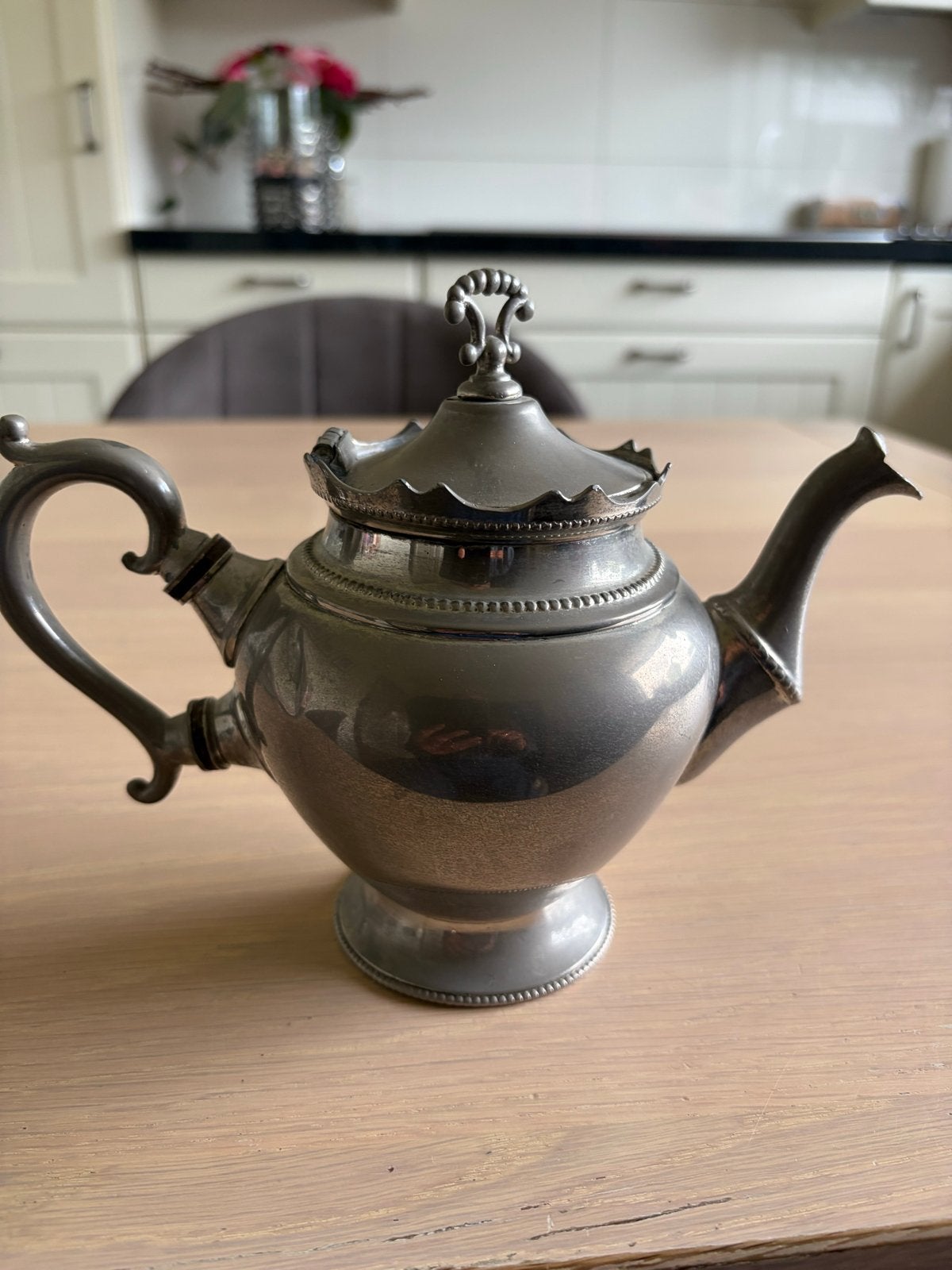 Antieke theepot van zilvertin met scharnierend deksel, Ophalen of Verzenden