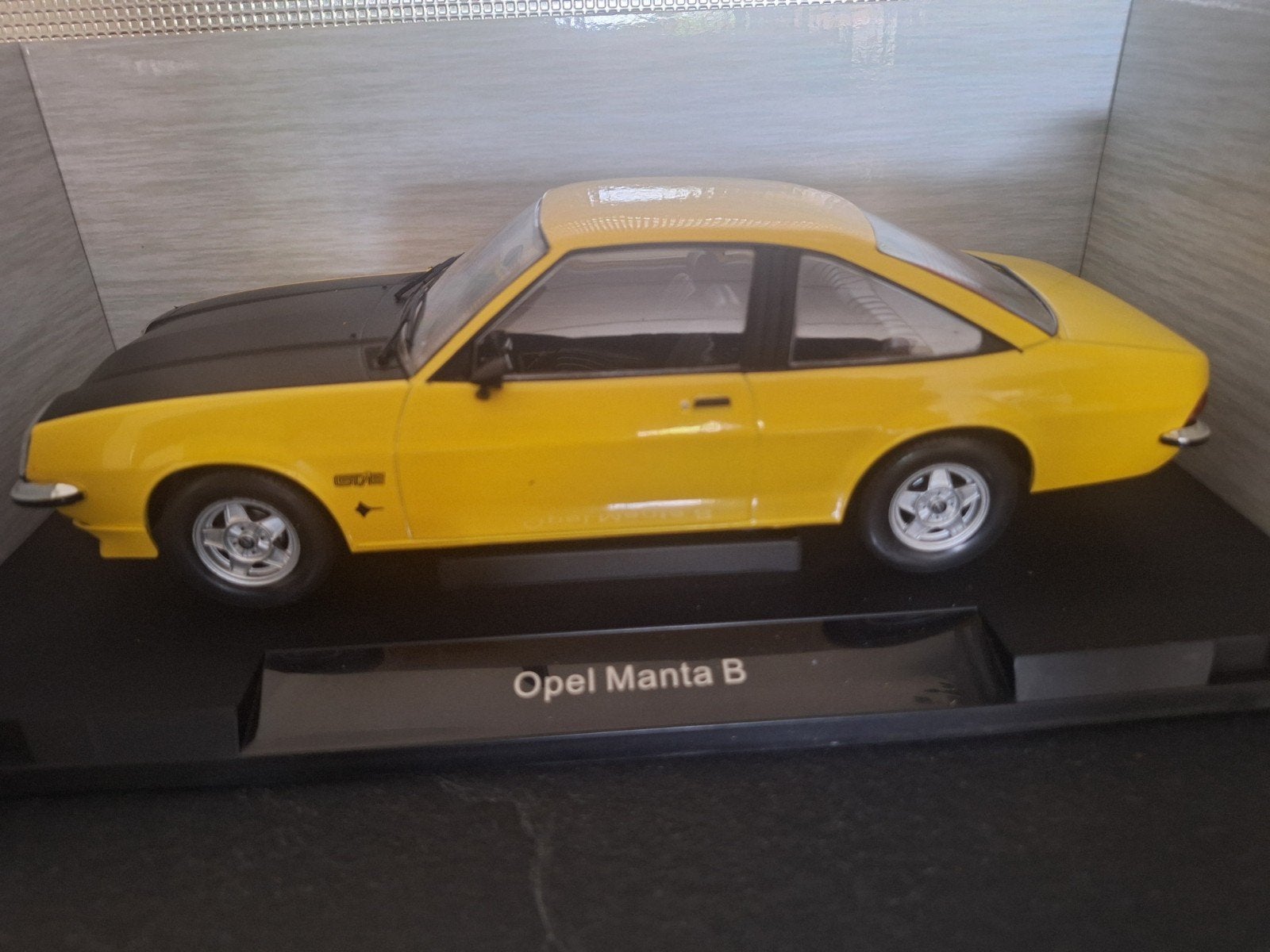 Opel Manta B GT/E 1975 Schaal 1:18, Hobby en Vrije tijd, Modelauto's | 1:18, Overige merken, MCG, Nieuw, Ophalen of Verzenden