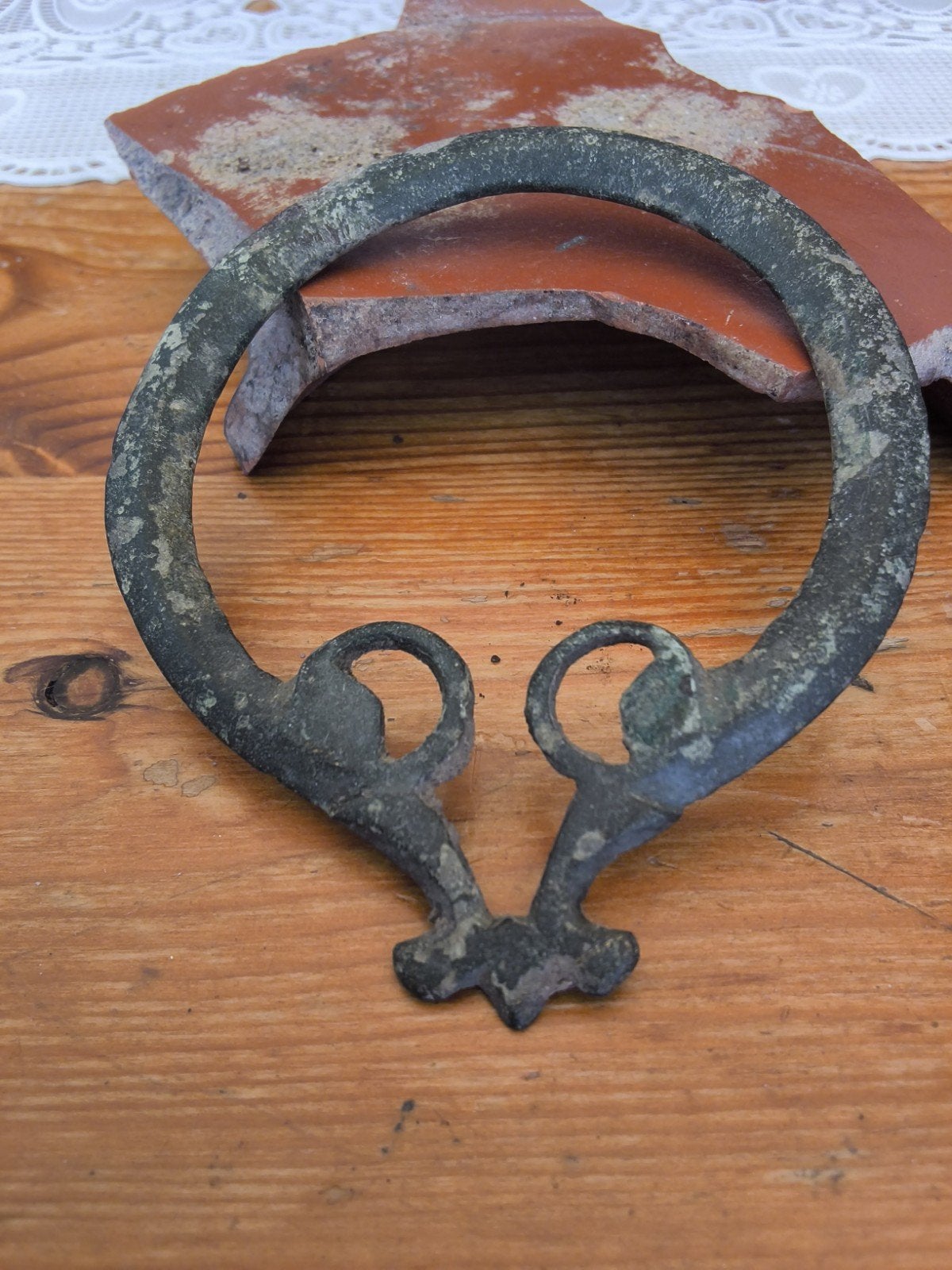 Romeins Bodemvondst grote omega romeinse fibula, Ophalen of Verzenden