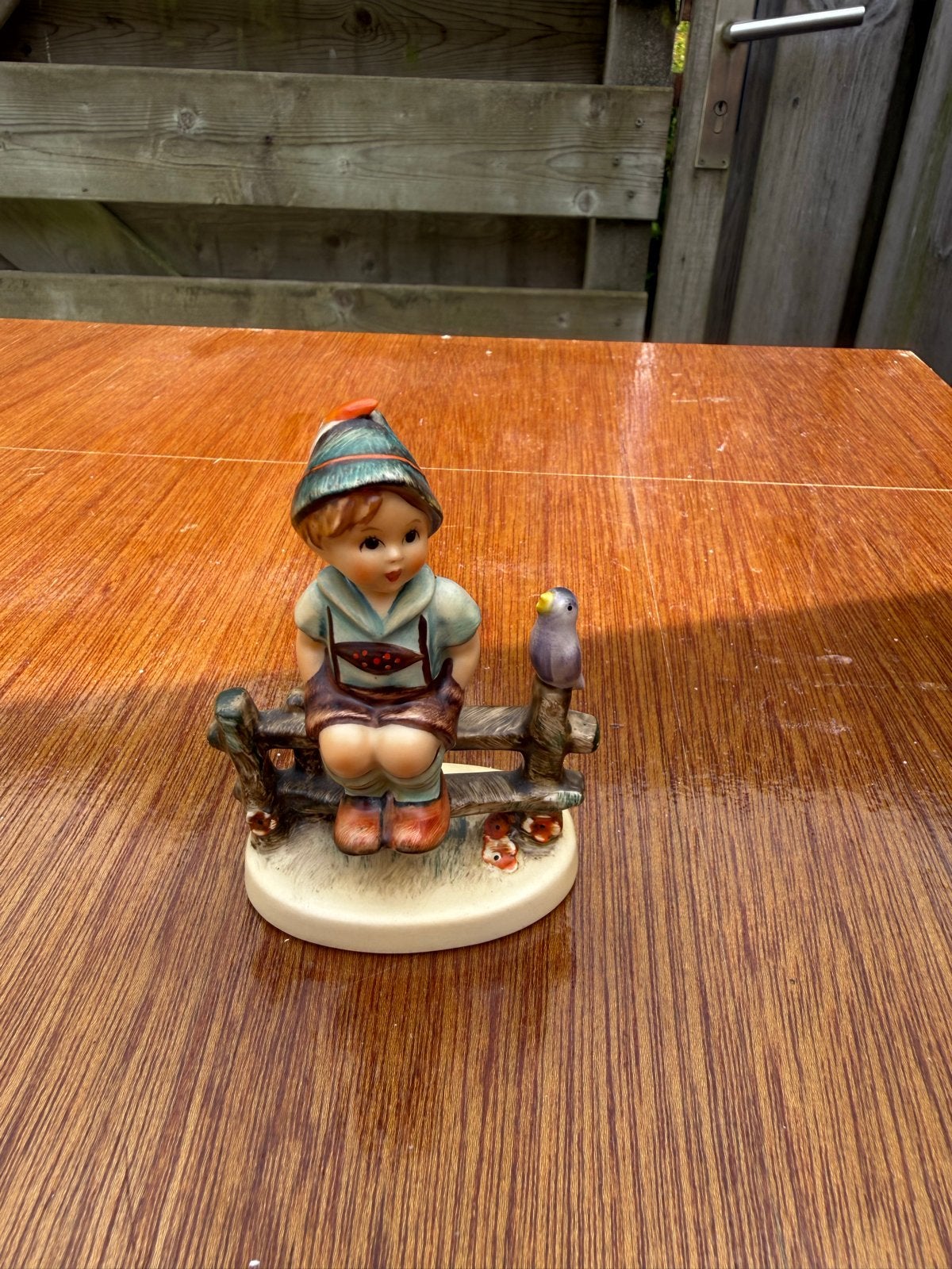 Vintage Hummel beeldje jongen op hek met vogel 1983, Ophalen, Gebruikt, Hummel