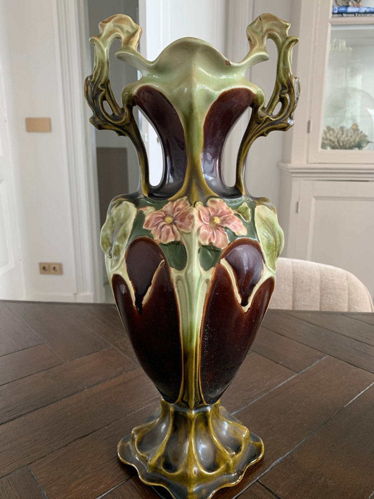 Antieke Art Nouveau Vaas uit 1900 met Handvatten en Bloemen, Antiek en Kunst, Antiek | Vazen, Ophalen