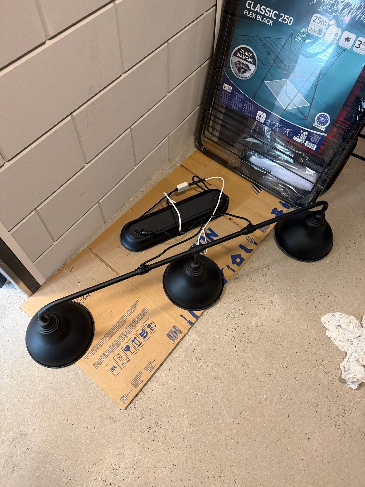 Ikea Zwarte hanglamp met 3 kappen, goudkleurige binnenkant, Ophalen of Verzenden, Zo goed als nieuw, Metaal, E27 (groot)