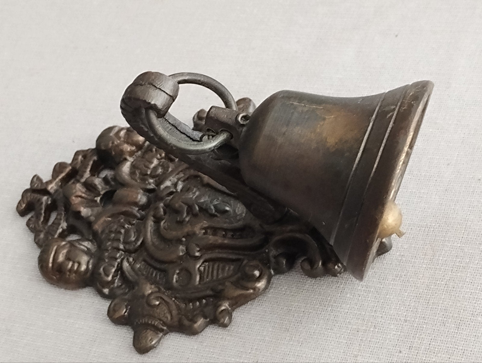 Antiek belletje met bewerkte achterplaat, Antiek en Kunst, Antiek | Koper en Brons, Ophalen of Verzenden