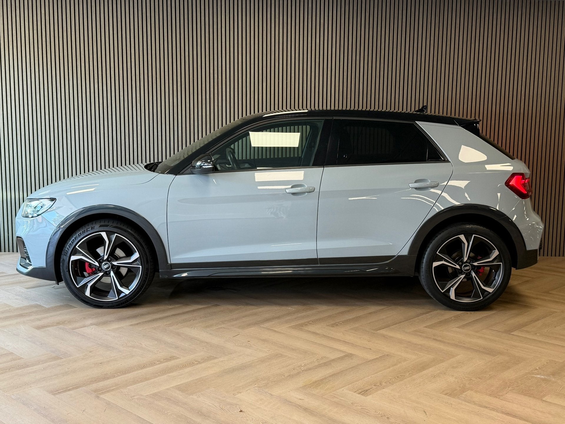 Audi A1 citycarver 30 TFSI S-Line AUT AMBIANT VERLICHTING AP, Auto's, Audi, Euro 6, Met garantie (alle), Leder en Stof, 49 €/maand