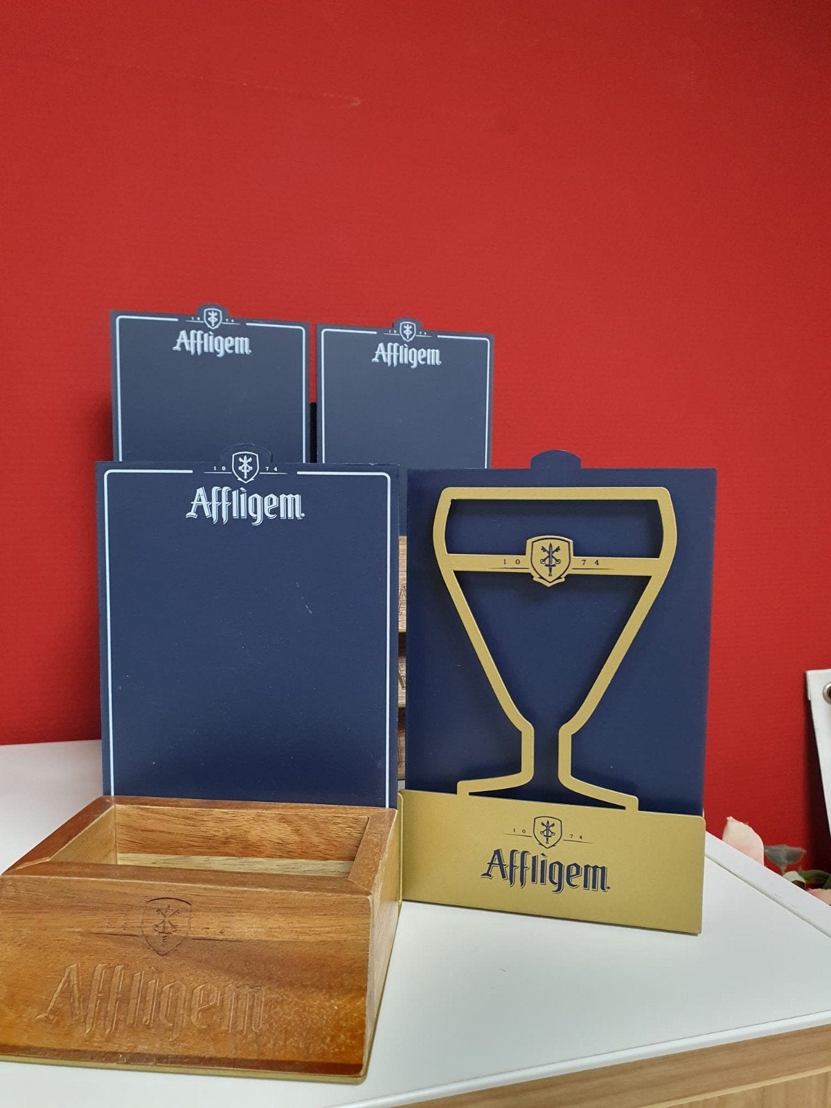 8x Affligem menukaarthouder + bakje voor peper- en zoutstel, Ophalen of Verzenden, Nieuw, Reclamebord, Plaat of Schild, Overige merken