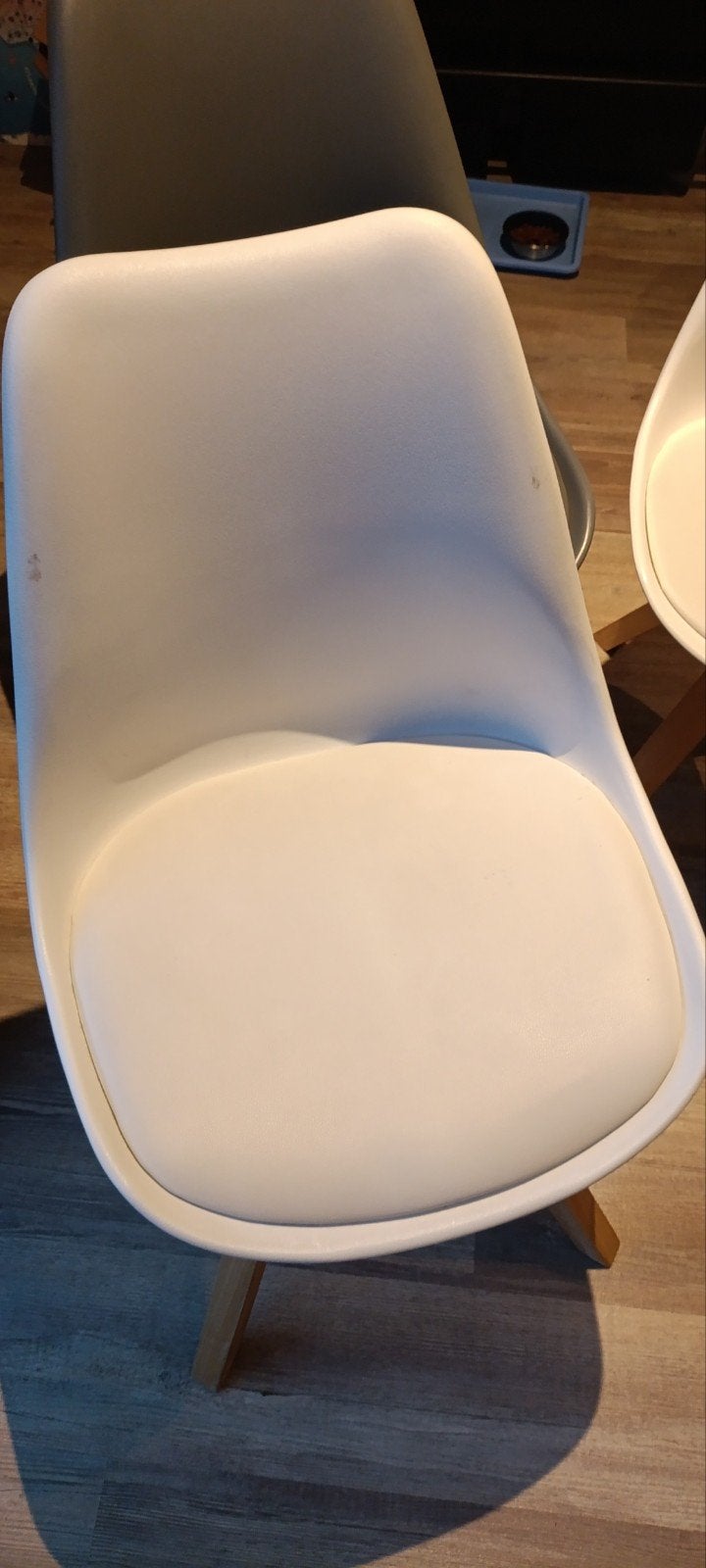 4 stoelen met sky bekleding en houten poten, Gebruikt, Vier, Grijs, Ophalen