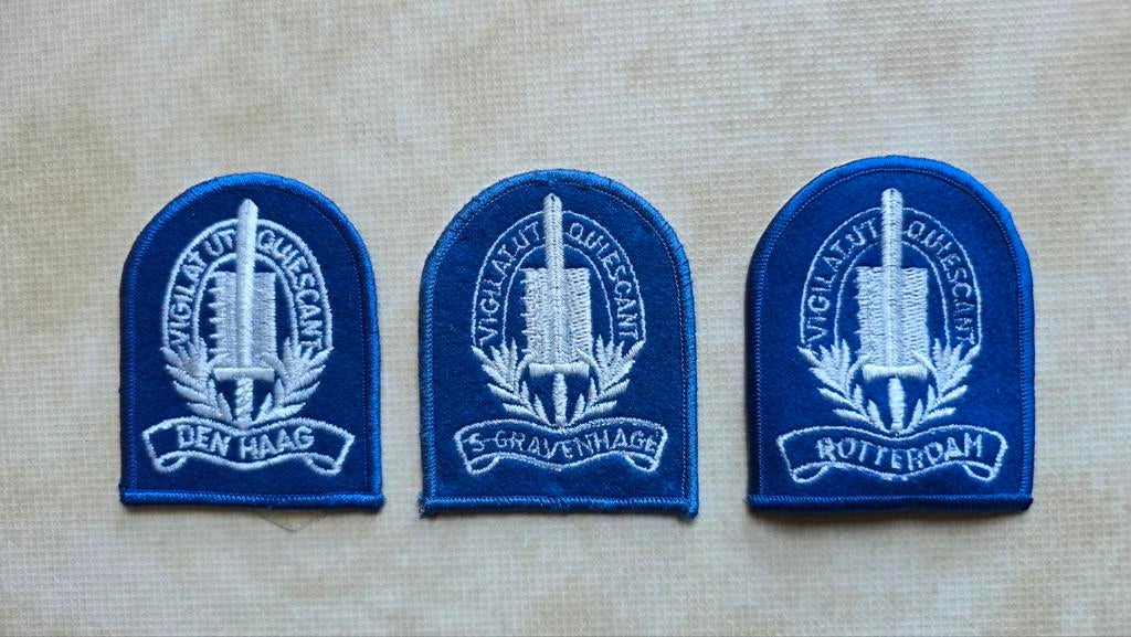 Diverse politie-emblemen en een tegel, Ophalen of Verzenden