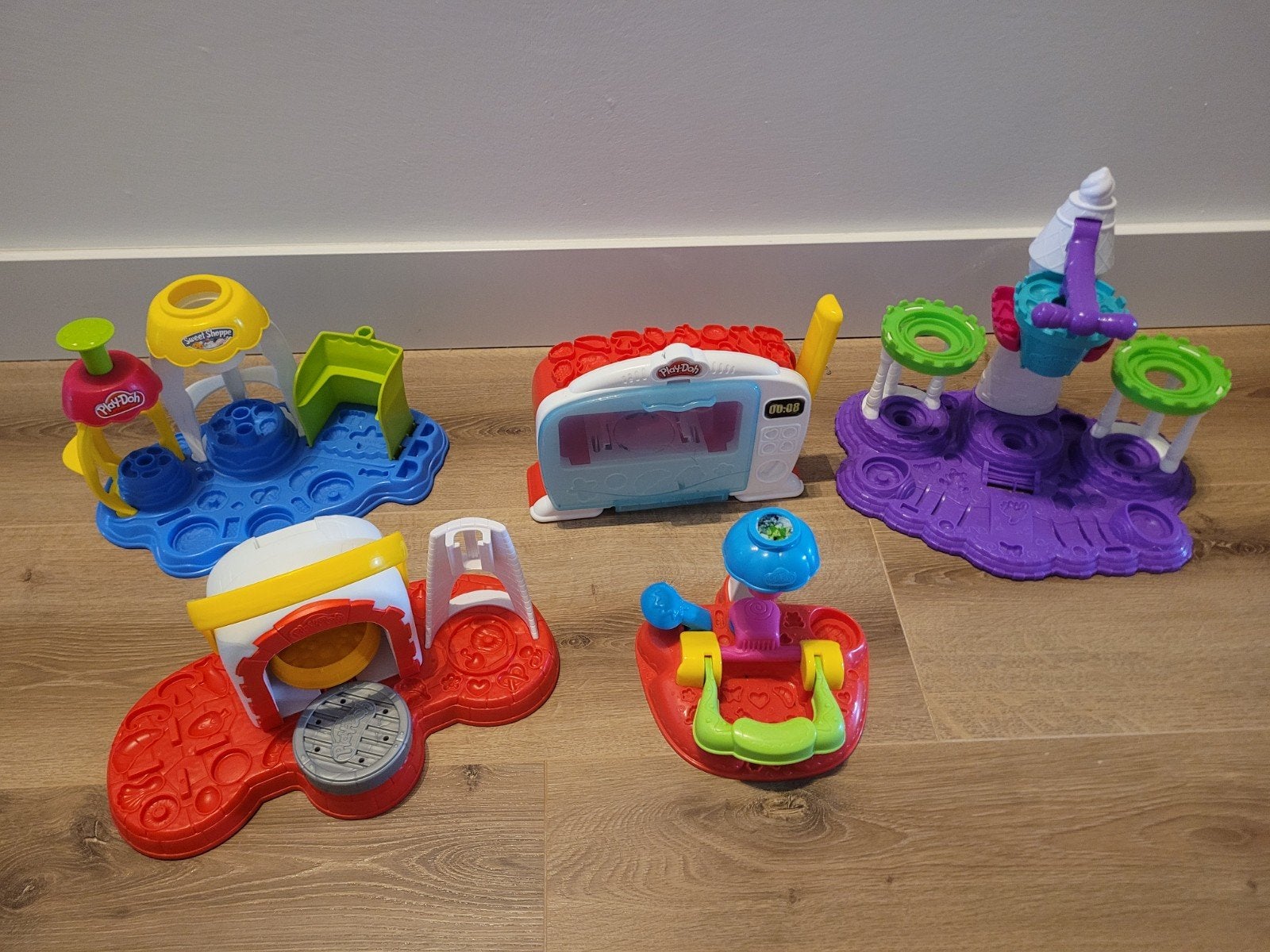 meerdere sets play doh en potjes klei, Ophalen, Zo goed als nieuw