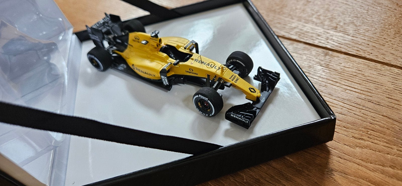 Spark F1 Schaalmodel 1:43 Renault RS16, Ophalen