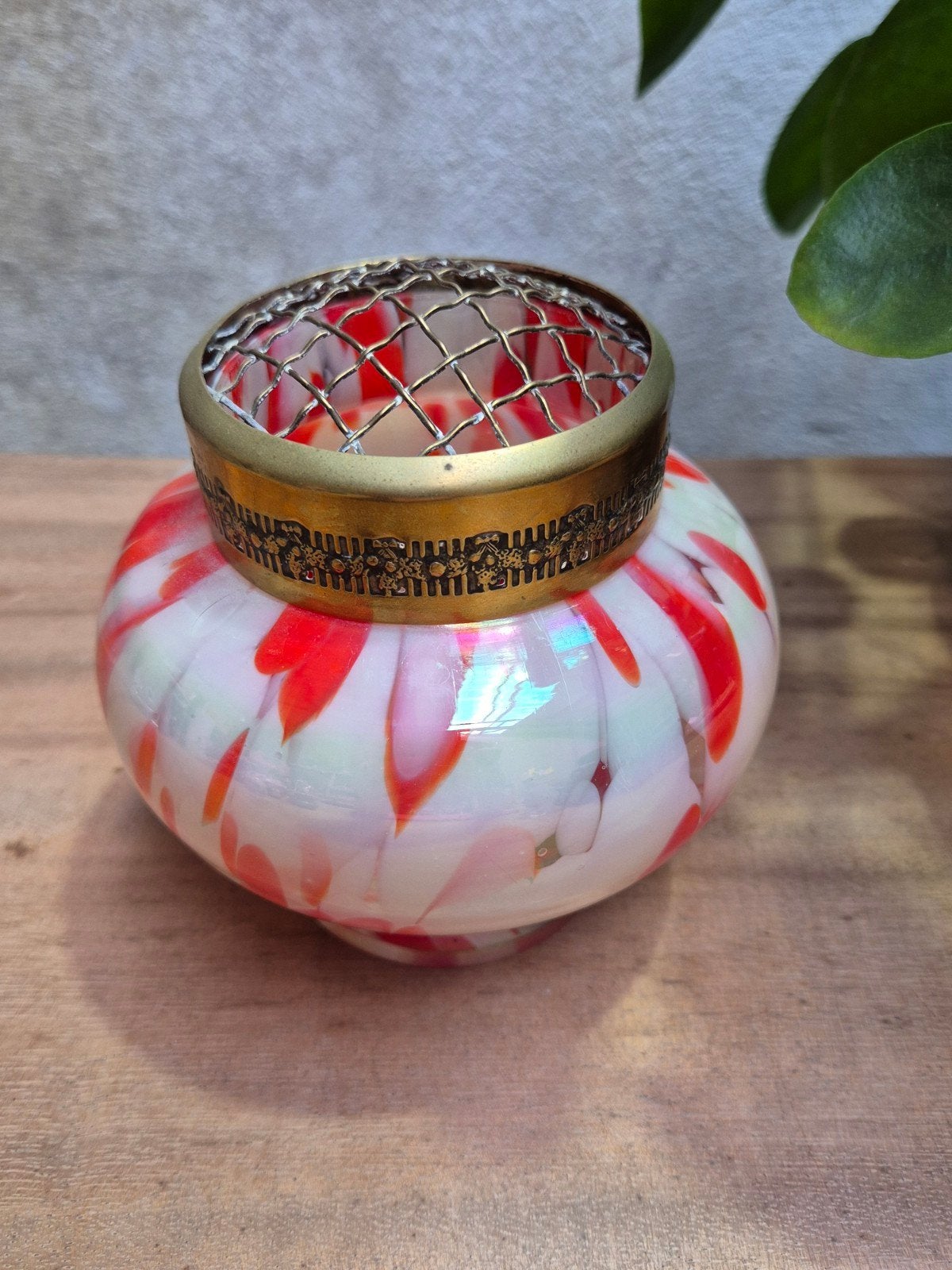 Vintage Art Deco rozenkom van rood iriserend Tsjechisch Glas, Antiek en Kunst, Ophalen of Verzenden