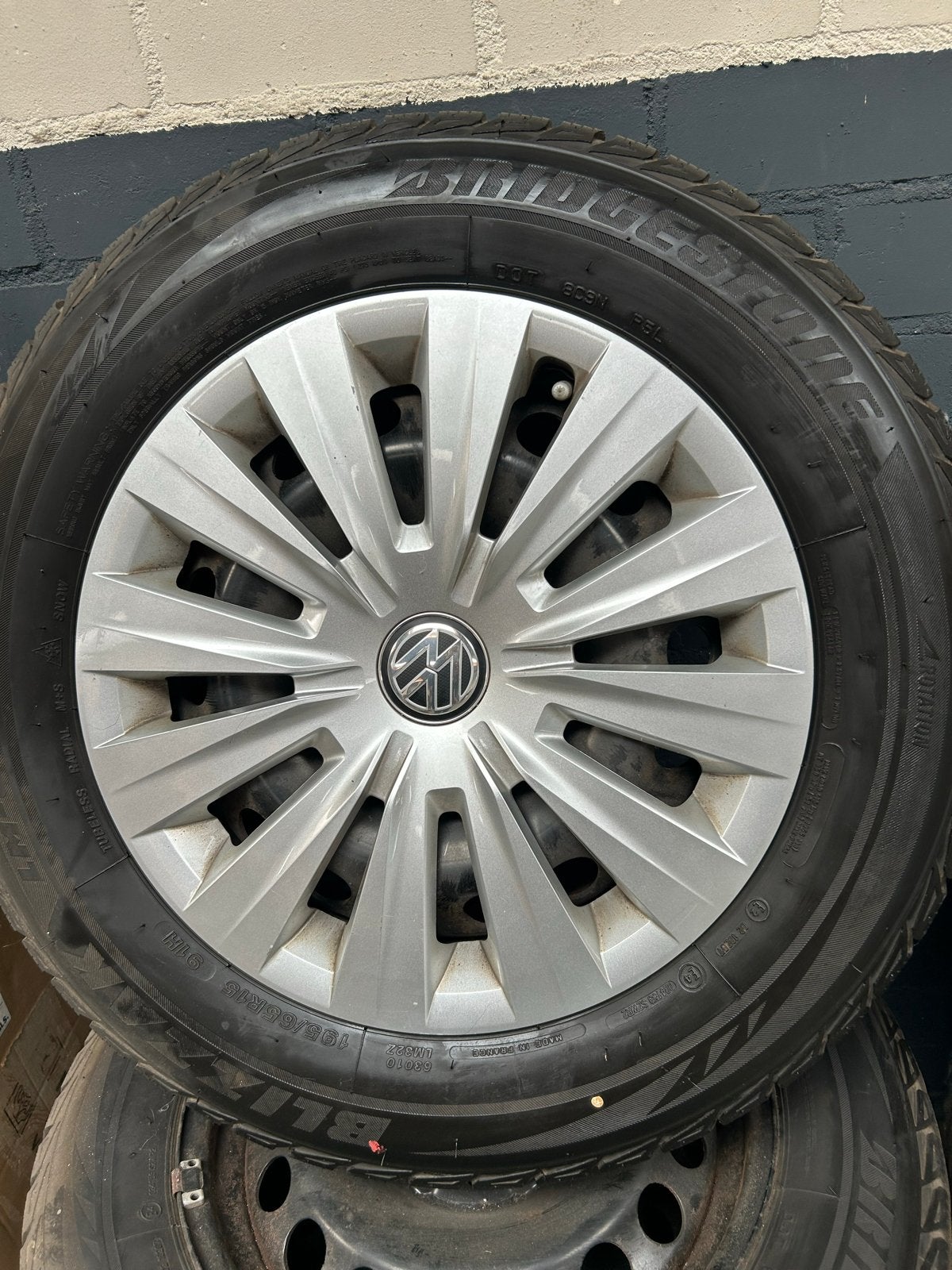 Winterset VW golf Sportsvan / compleet met wieldoppen, Ophalen, Gebruikt, 15 inch, Banden en Velgen