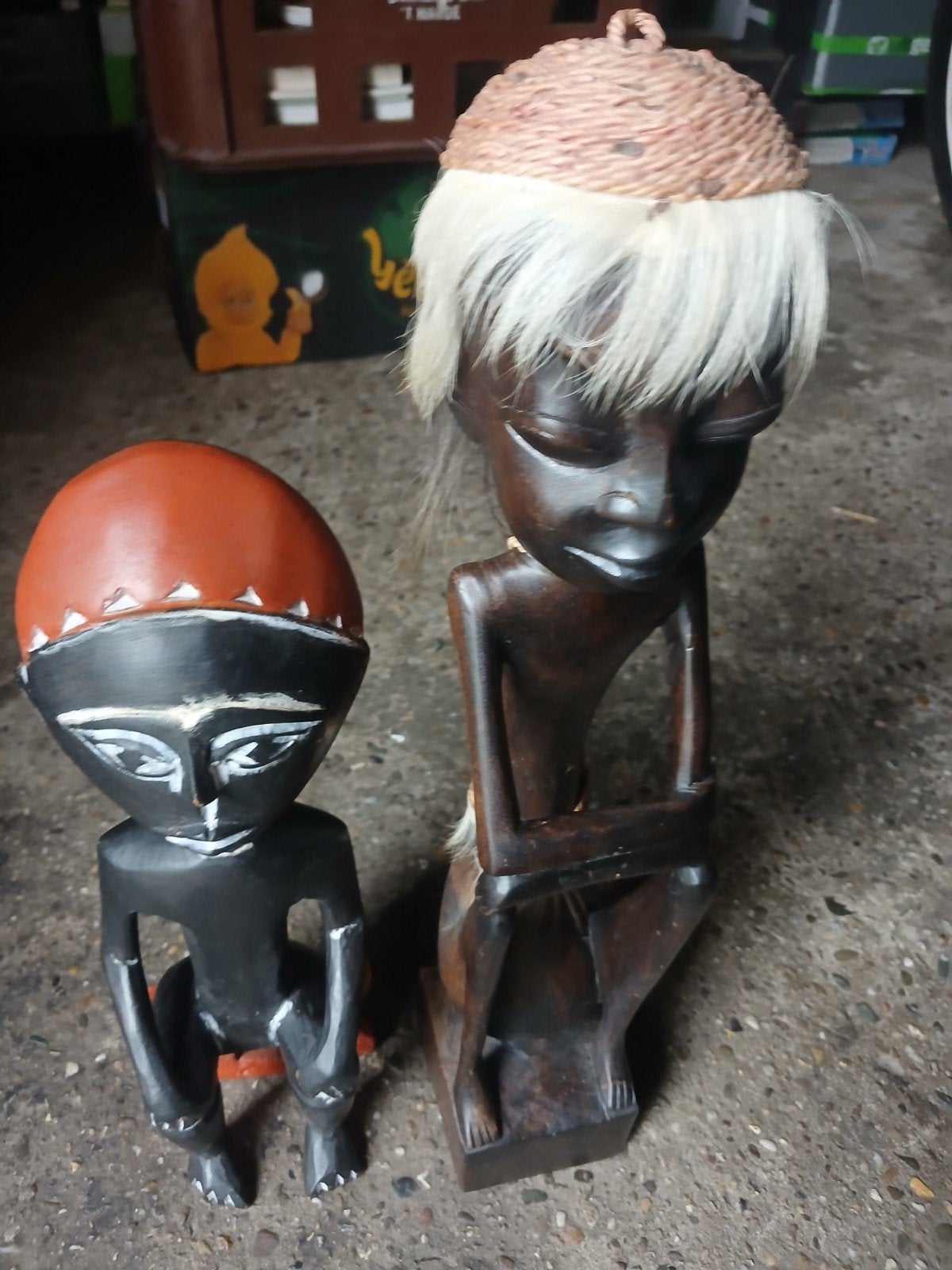 Twee handgesneden Afrikaanse houten beelden, Hout, Gesneden, Afrika, Ophalen of Verzenden