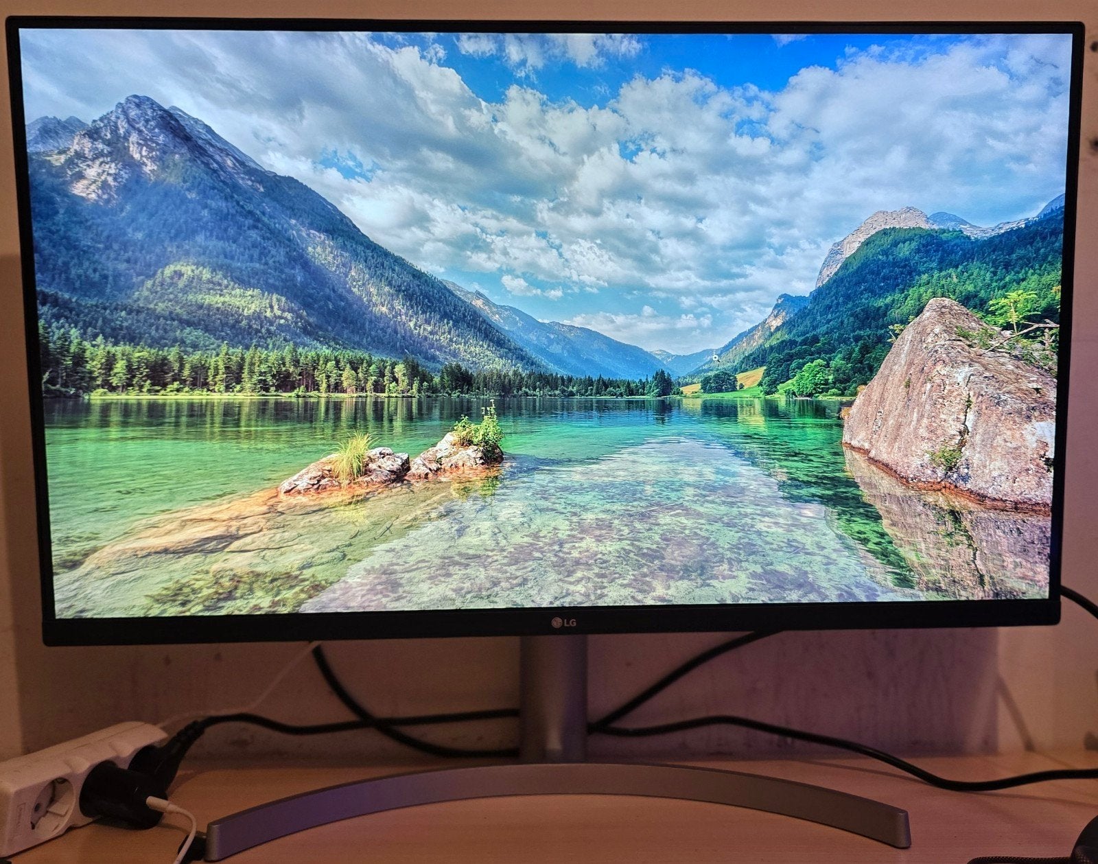 LG UltraFine 32UN650P-W - 32inch HDR10 4K IPS Monitor