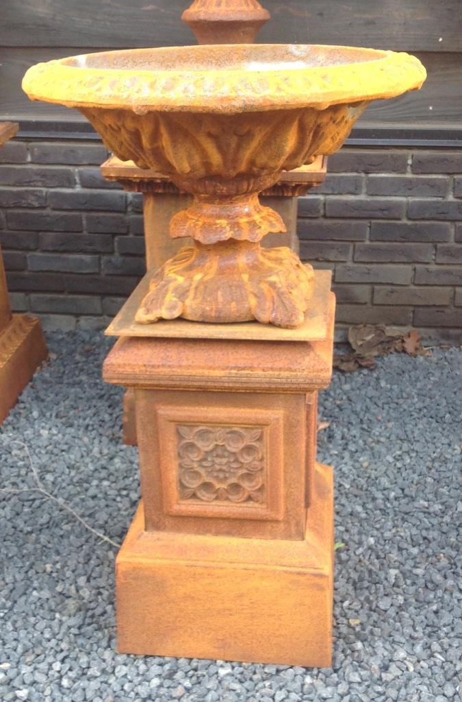 Hele mooie pot en sokkel stad gietijzer nieuw., Tuin en Terras, Bloempotten, Ophalen, 40 cm of meer, Rond, Nieuw