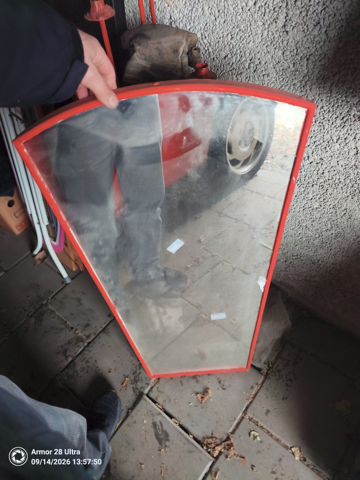 Gebogen verkeersspiegel met rode rand, Ophalen