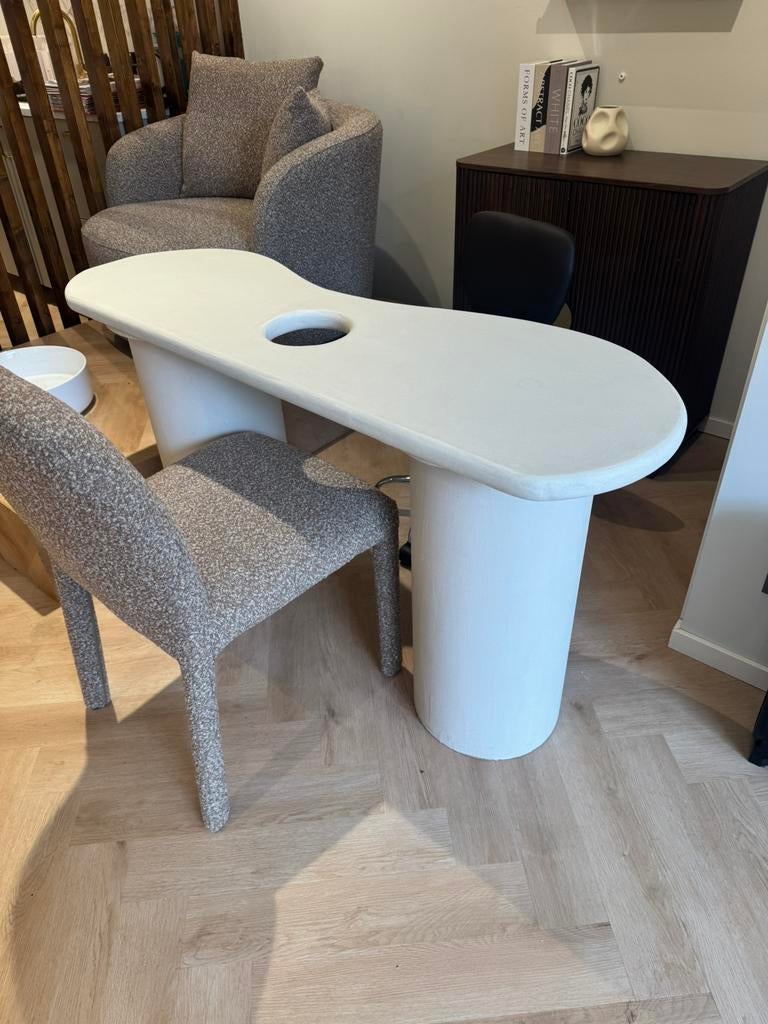 Manicure tafel van beton cire handgemaakt, Nagels lakken