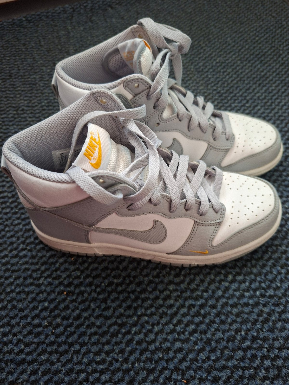 Nike Dunk High Sneakers - Grijs/Wit met Gele Details [37,5], Kleding | Dames, Ophalen, Nike, Grijs, Sneakers of Gympen