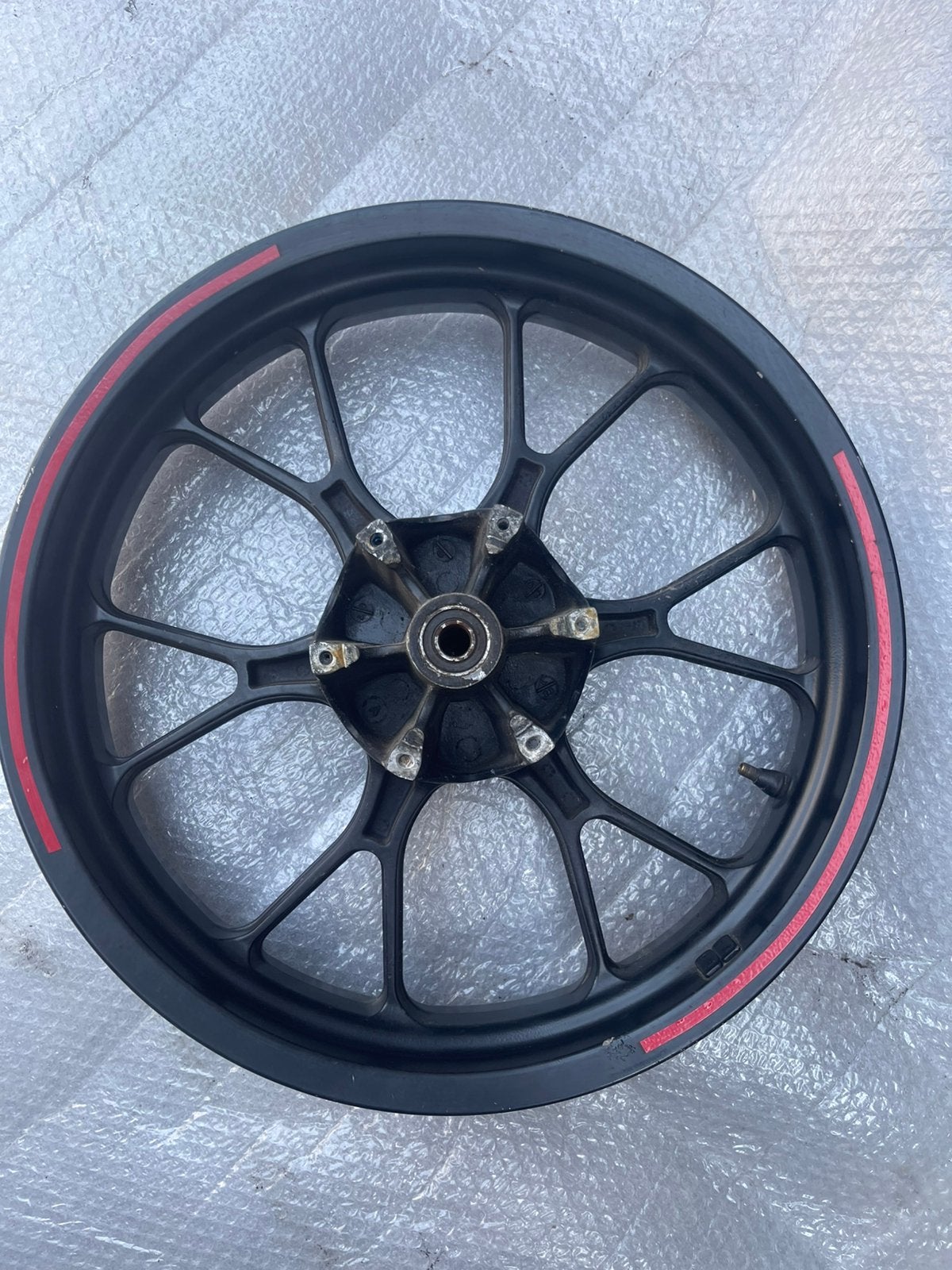 Derbi senda achter velg 17 inch 15 mm as | Gietvelg, Fietsen en Brommers, Brommeronderdelen | Algemeen, Ophalen of Verzenden, Gebruikt