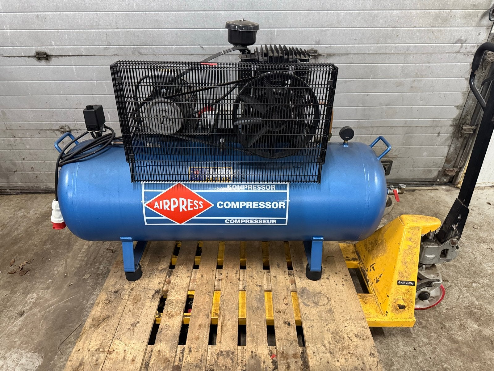 Airpress K 300-600 Compressor - 3 kW, 15 bar, Ophalen, Gebruikt, 400 tot 800 liter/min, 10 bar of meer