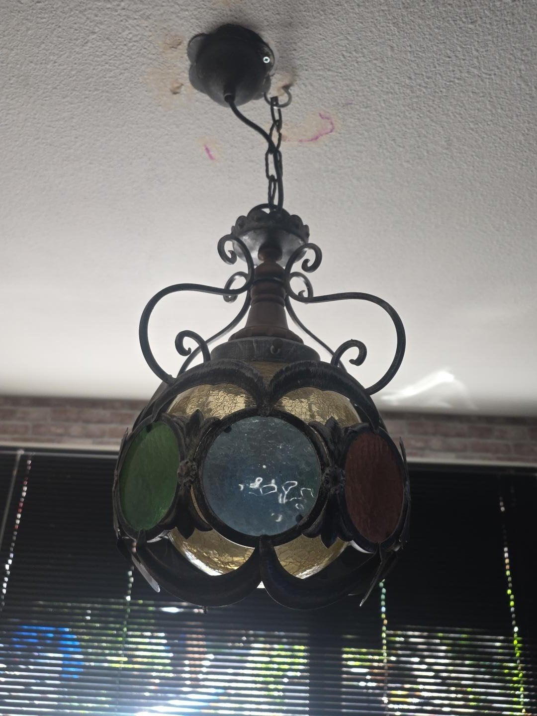 Vintage jaren 60 smeedijzeren hanglamp met gekleurd glas, Huis en Inrichting, Lampen | Hanglampen, Overige materialen, Vintage