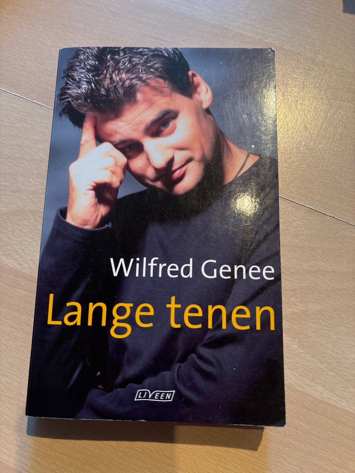 Lange tenen - Wilfred Genee (Boek), Ophalen of Verzenden, Gelezen, Nederland
