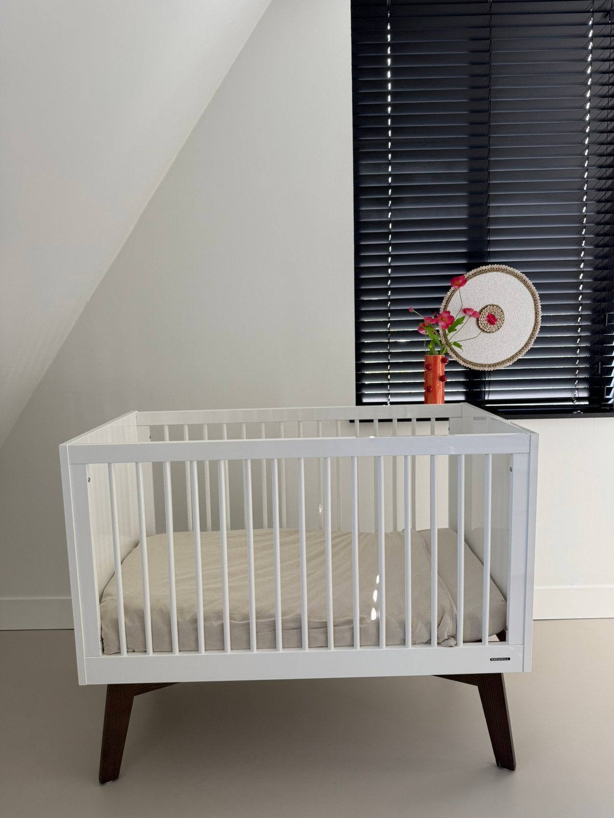 Kidsmill Sixties Babybed Wit hoogglans 70 x 140 cm, Ophalen, Zo goed als nieuw, Ledikant