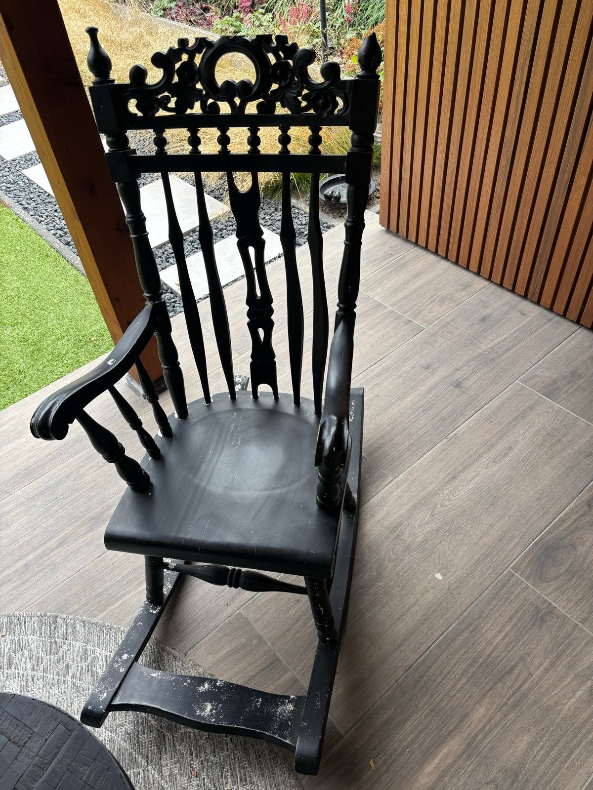 Antieke zwarte schommelstoel met sierlijke rugleuning, Antiek en Kunst, Antiek | Meubels | Stoelen en Banken, Ophalen
