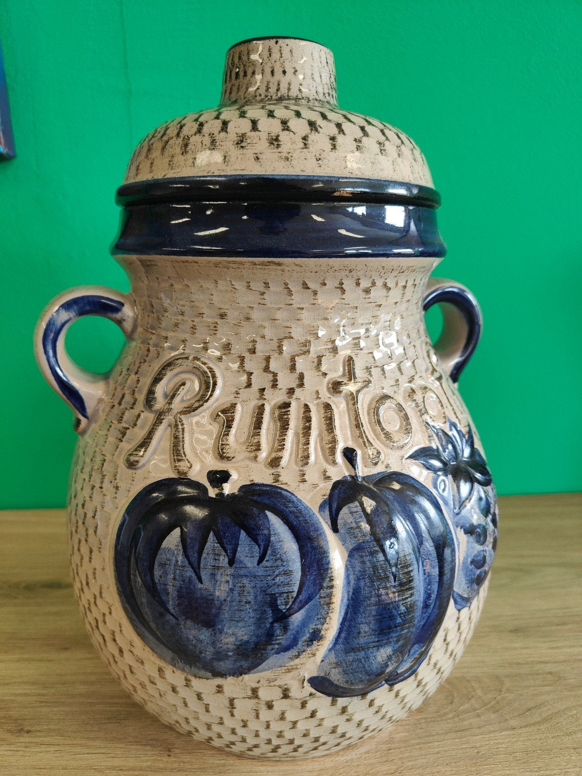 Vintage Rumtopf met blauwe fruitdecoratie en deksel, Ophalen