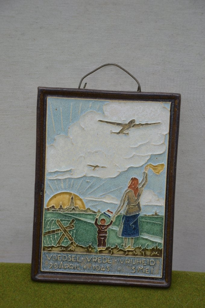 Delft aardewerken cloisonné tegel met decor voedseldropping, Ophalen of Verzenden