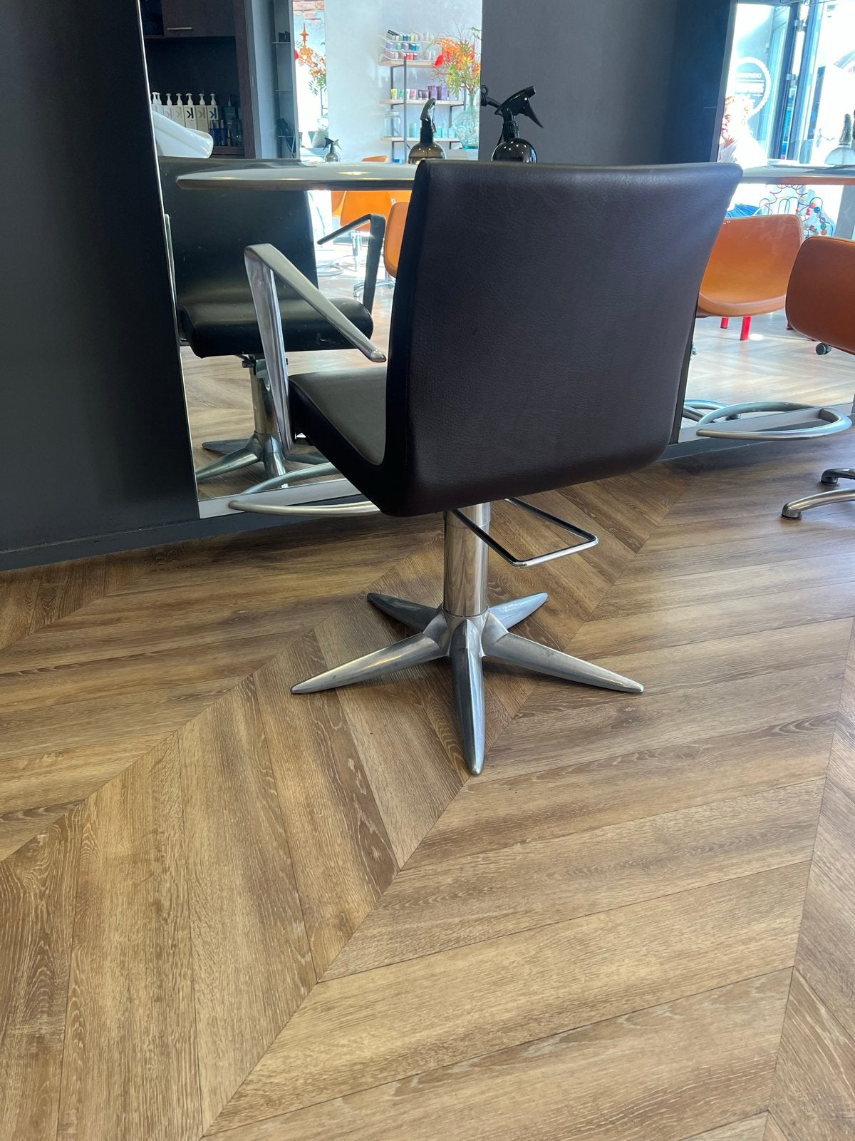2x Comfortabele kappersstoel - bruin met chromen accenten, Huis en Inrichting, Ophalen, Gebruikt, Bruin, Twee