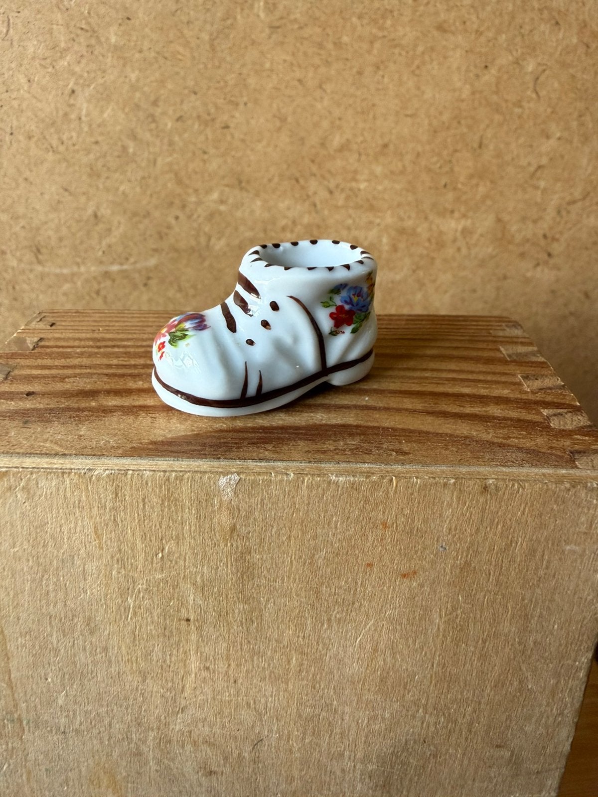 Bloempot schoen - hxbxd 2.2x2x3.7cm - porselein keramiek ??, Ophalen of Verzenden, Zo goed als nieuw, Poppenhuis