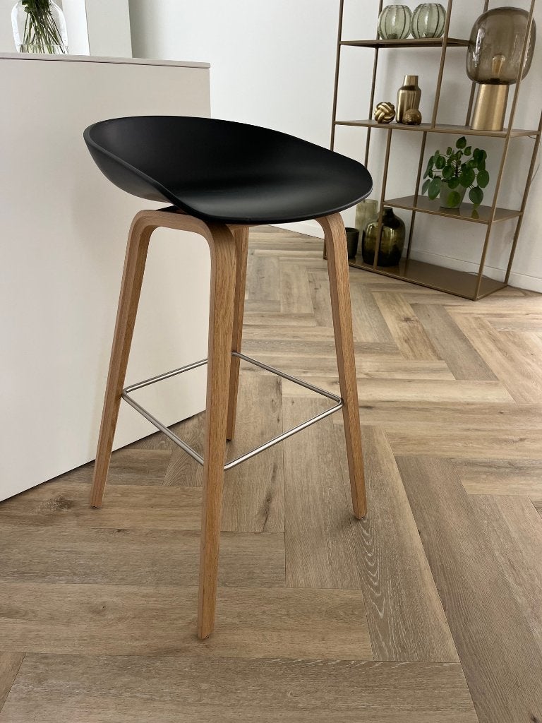 Hay AAS 32 kruk 75 cm zwart frame eiken en RVS voetensteun