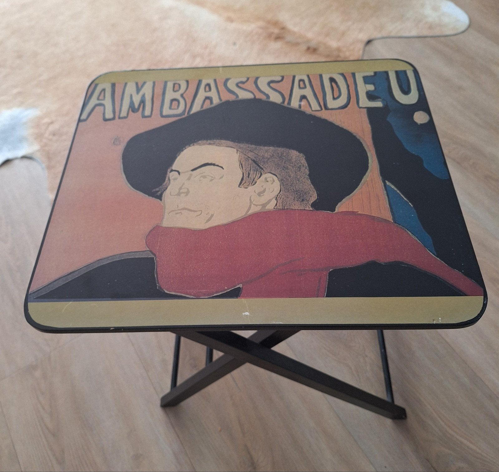 Inklapbare bijzettafel - Ambassadeurs: Aristide Bruant, Huis en Inrichting, Minder dan 55 cm, Gebruikt, Art Nouveau, Vintage, Klassiek
