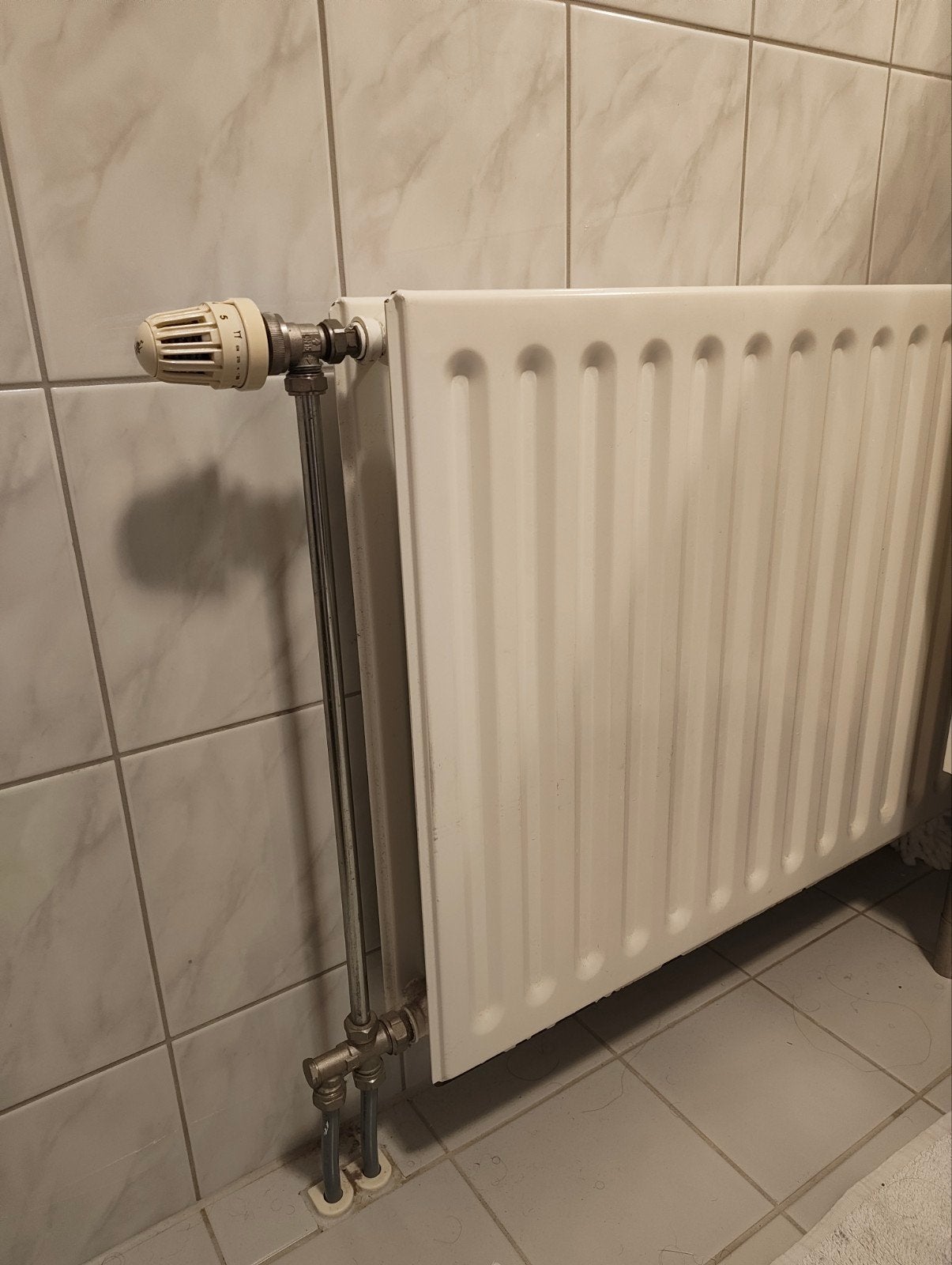 Witte radiator met thermostaatknop, 30 tot 80 cm, Radiator, Ophalen of Verzenden, 60 tot 150 cm