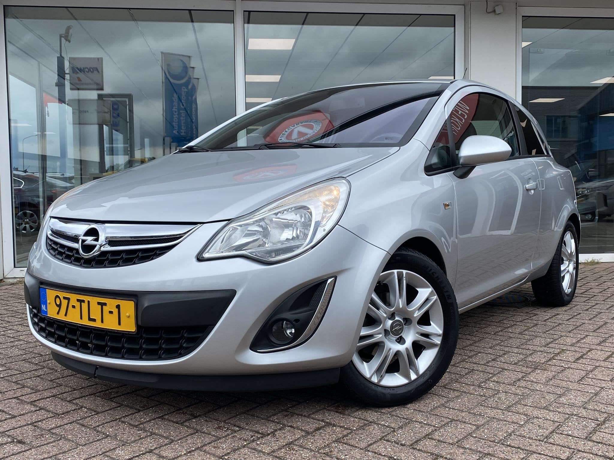 Opel Corsa 1.4-16V Cosmo Stoel- & stuurwielverwarming, parke, Voorwielaandrijving, Euro 5, Automatische klimaatregeling, Origineel Nederlands