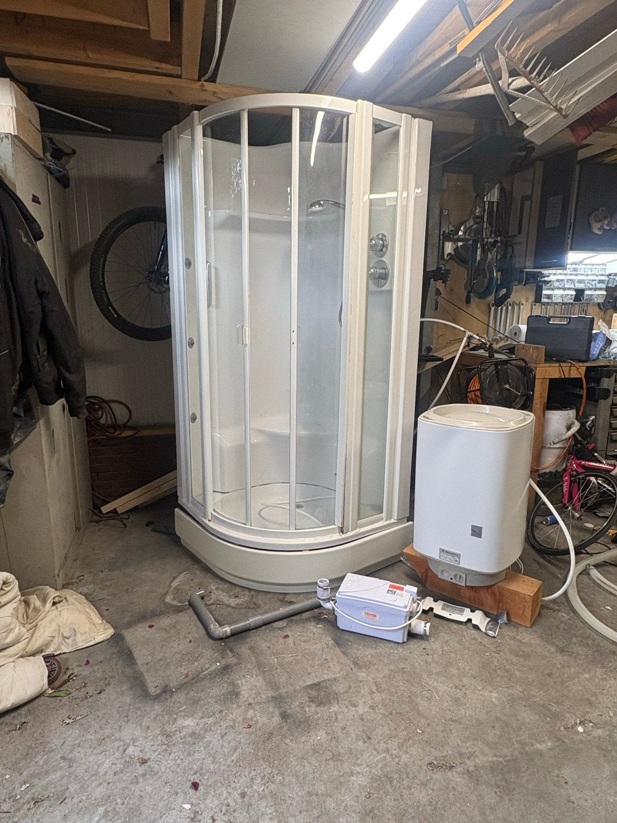 Douchecabine met boiler en waterpomp nooddouche, Ophalen, Gebruikt, Douche