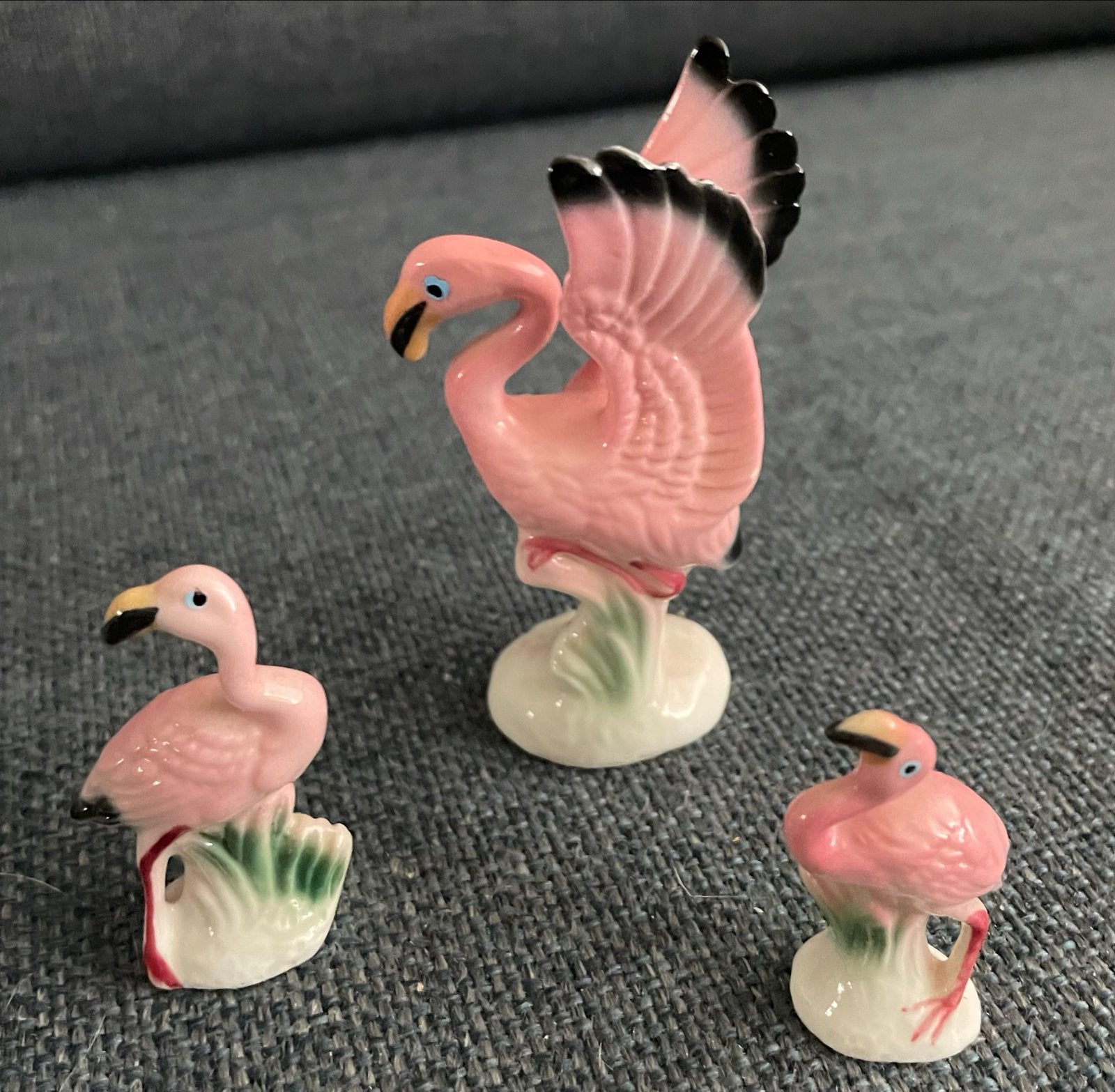 Mid century Set van 3 porseleinen roze flamingo beeldjes, Ophalen of Verzenden, Gebruikt, Vogel, Beeldje of Figuurtje