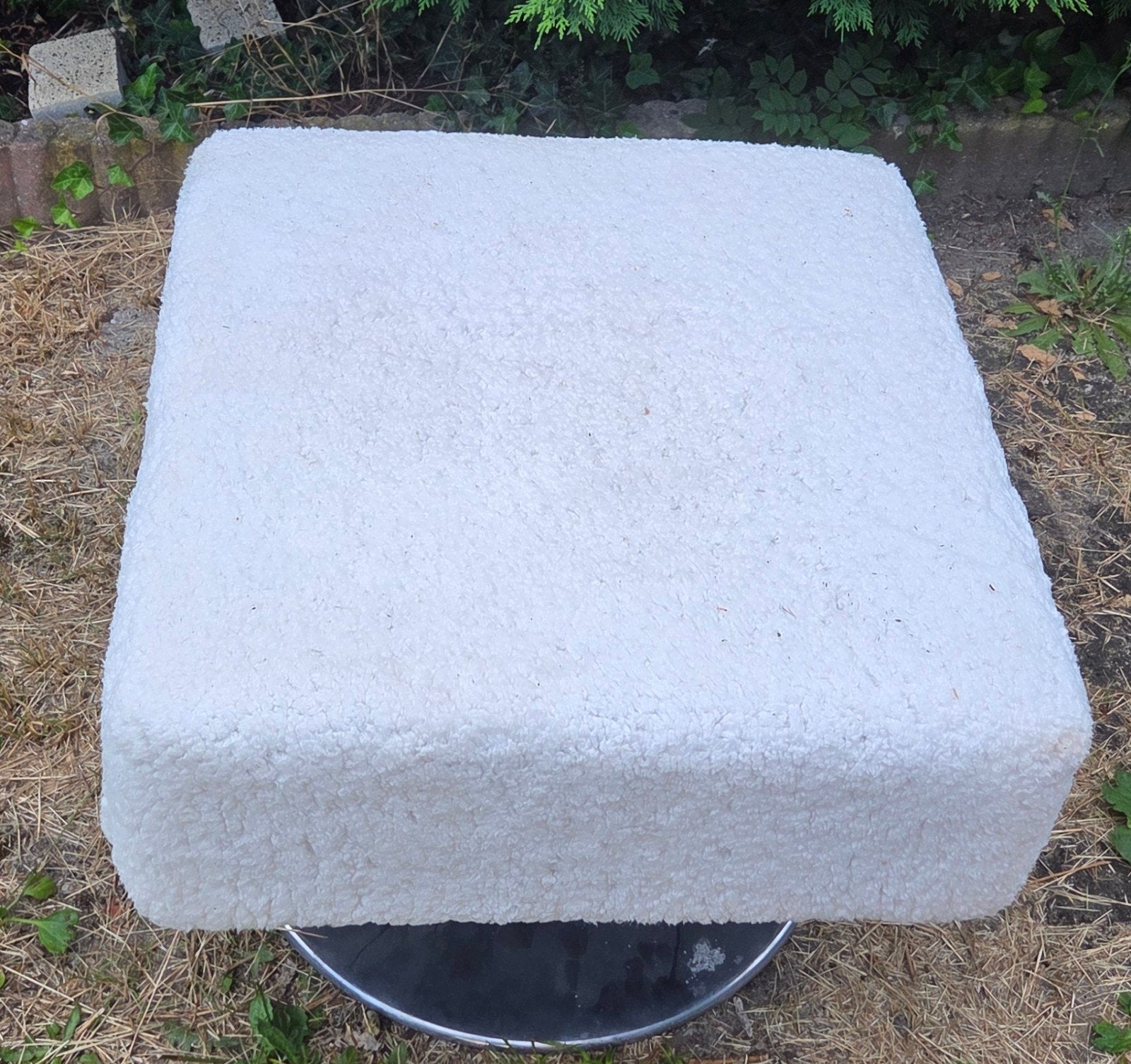 Witte draaibare poef / hocker, Huis en Inrichting, Banken | Voetenbanken en Poefen, Ophalen, Gebruikt, Stof, 50 tot 75 cm