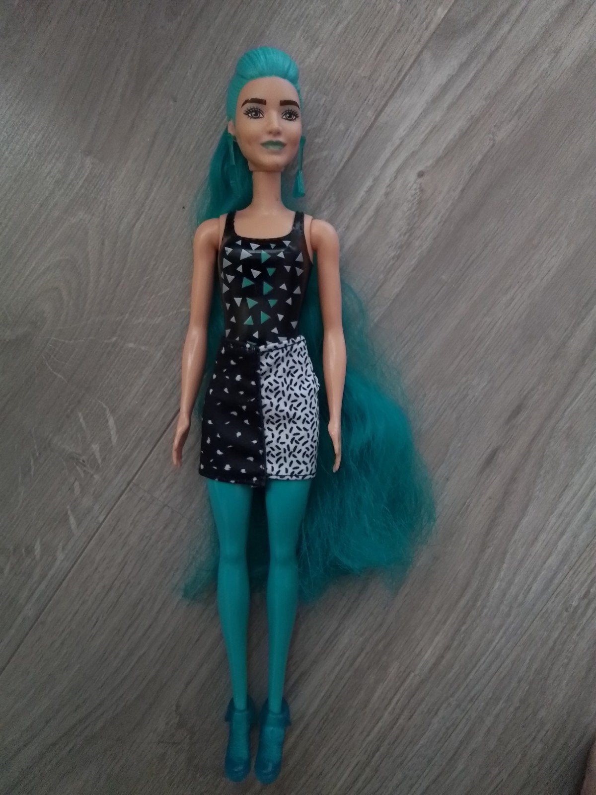 Barbie met lang blauw haar en trendy jurk, Ophalen of Verzenden, Zo goed als nieuw, Barbie