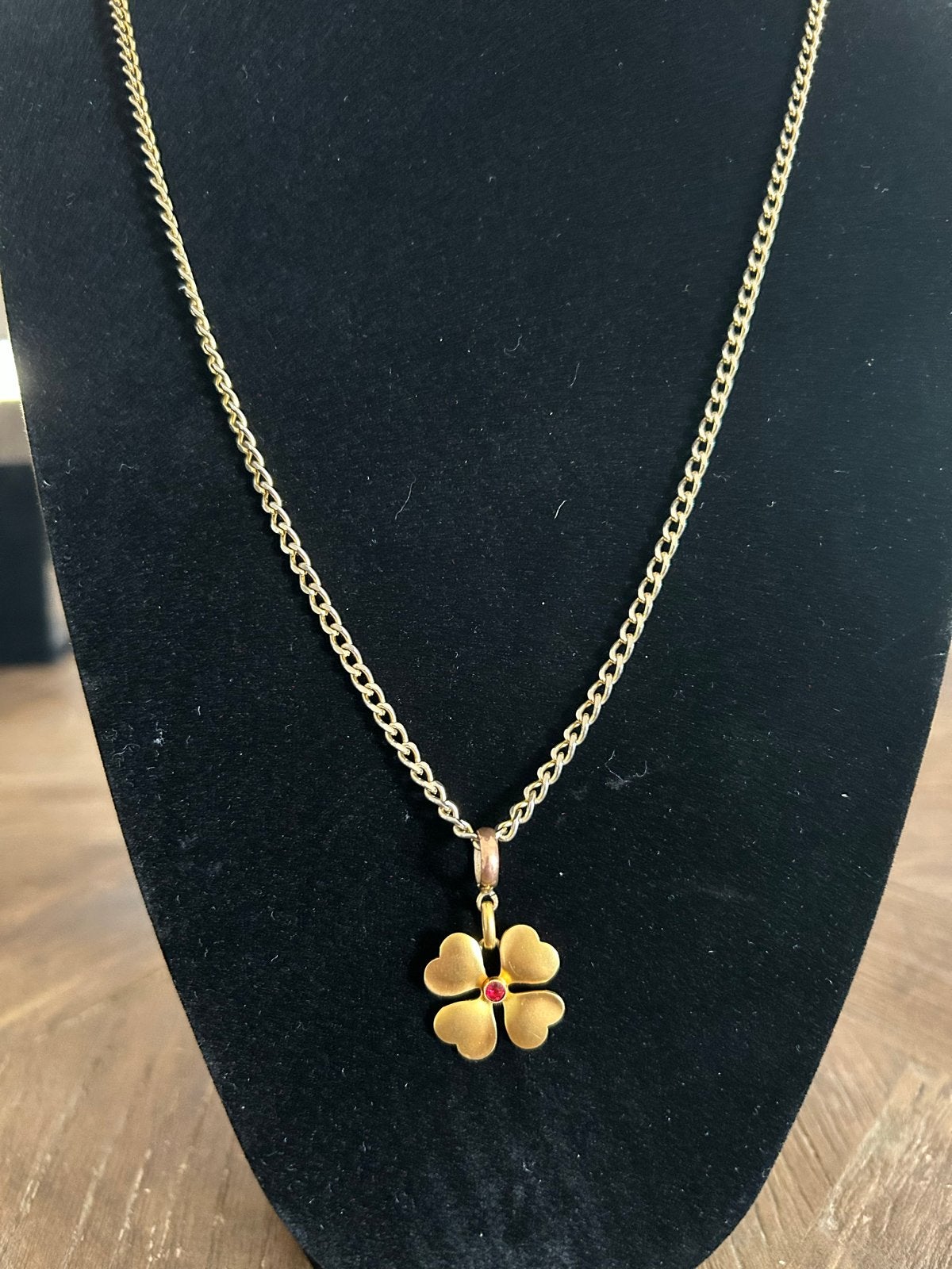 Vergulde klavertje vier ketting met rode steen, Overige materialen, Gebruikt, Ophalen of Verzenden, Met edelsteen