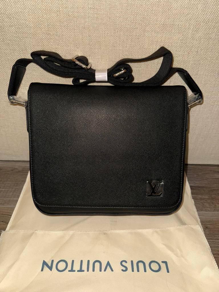 Louis vuitton schoudertas heren, Verzenden, 17 inch of meer, Zo goed als nieuw