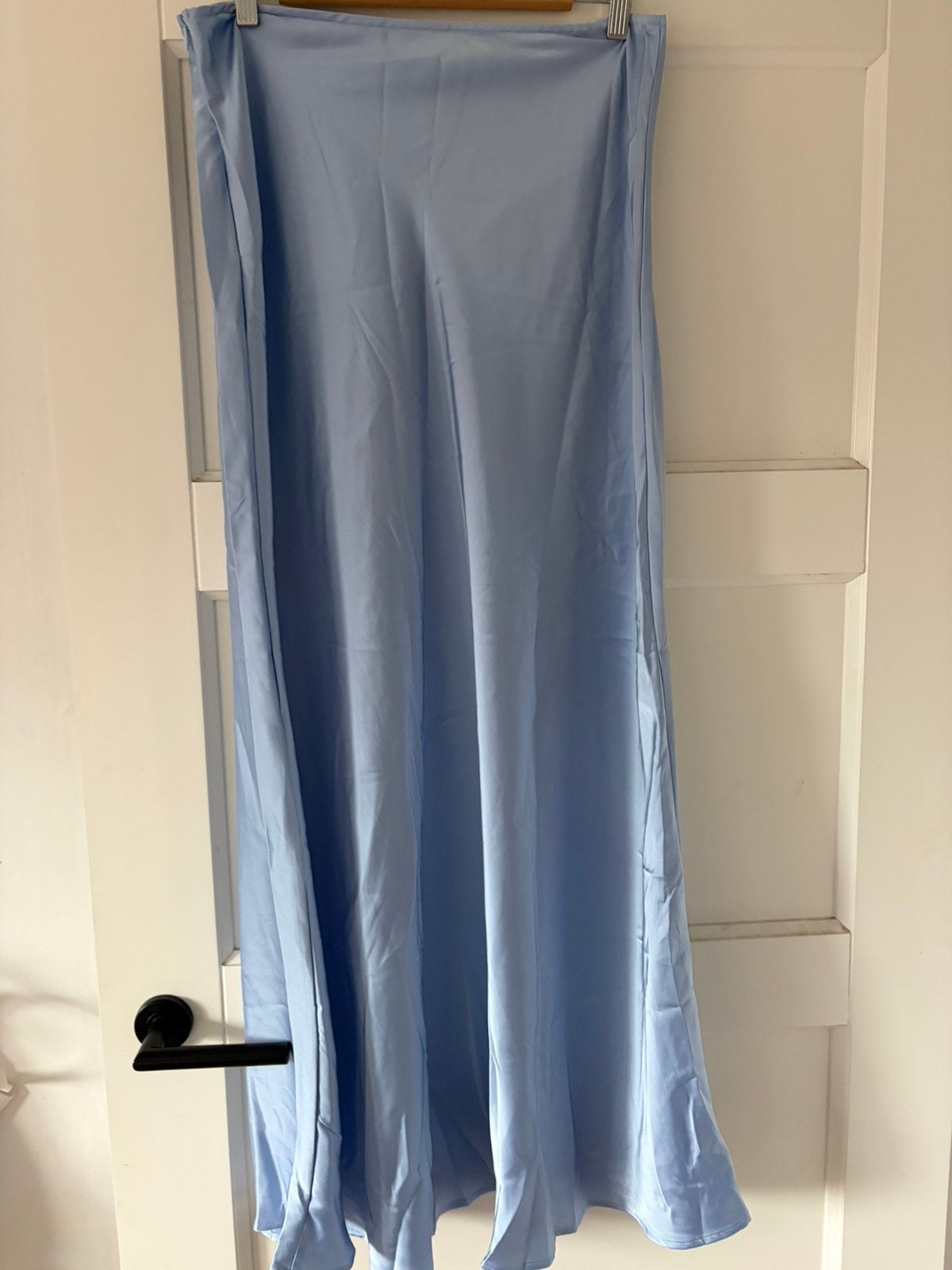 Lichtblauwe satijnen rok L nieuw, Ophalen of Verzenden, Nieuw, Blauw, Onder de knie