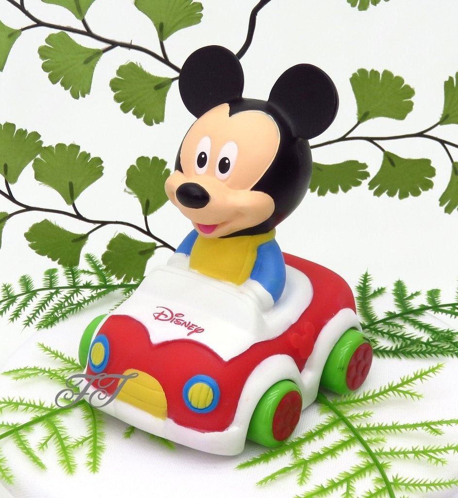 Disney Baby Mickey Mouse zit in een leuke mini autootje., Ophalen of Verzenden, Nieuw, Feestartikel, Geboorte of Huwelijk