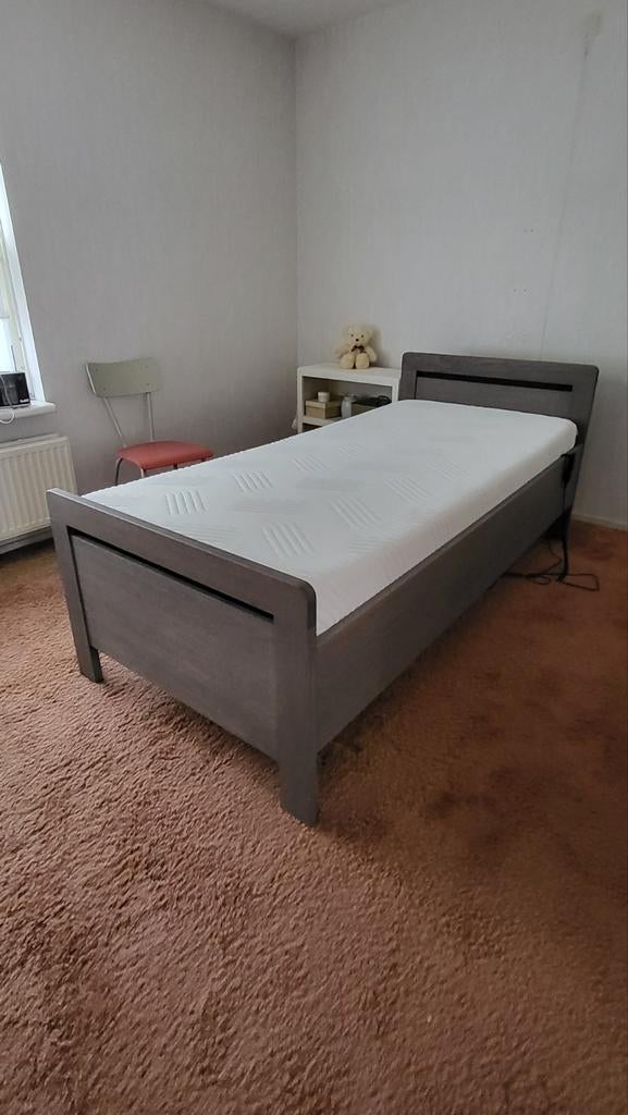 Robuust grijs/bruin bed ledikant, Huis en Inrichting, Slaapkamer | Bedden, Ophalen, Verstelbaar, 90 cm, Eenpersoons