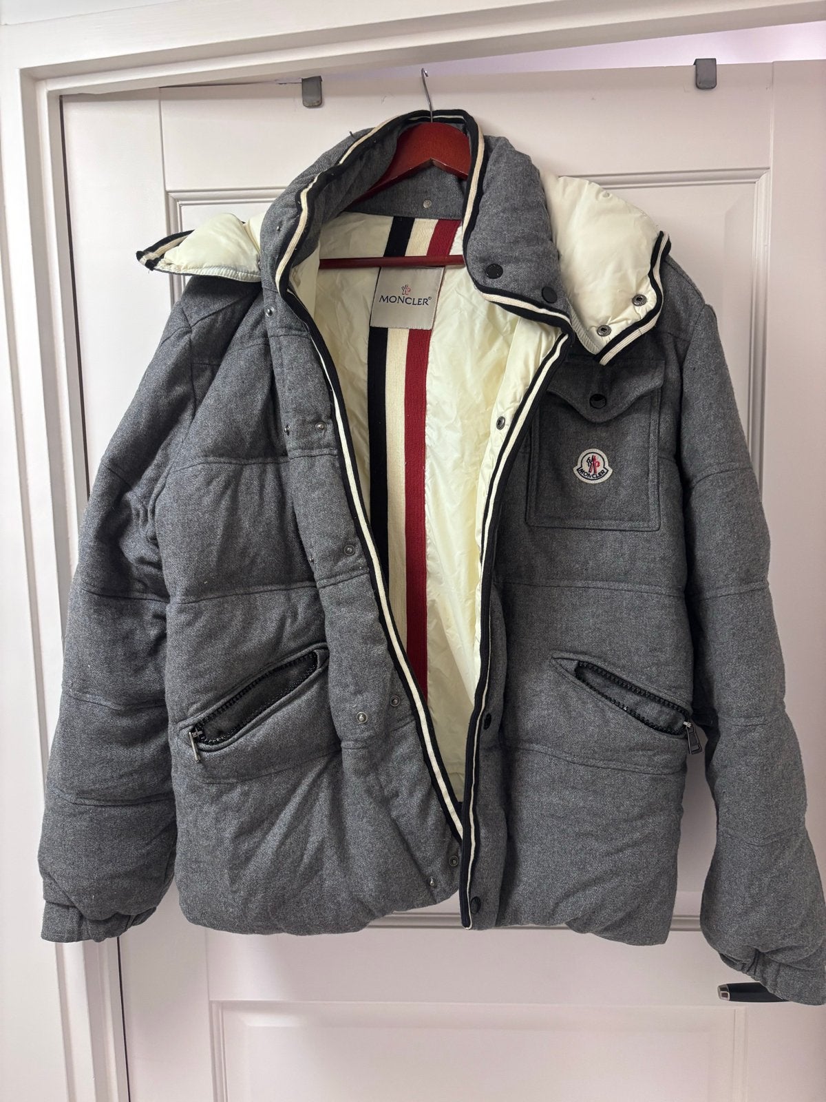 Moncler gewatteerde jas in grijs wolmix, Ophalen of Verzenden, Zo goed als nieuw, Maat 52/54 (L), Grijs