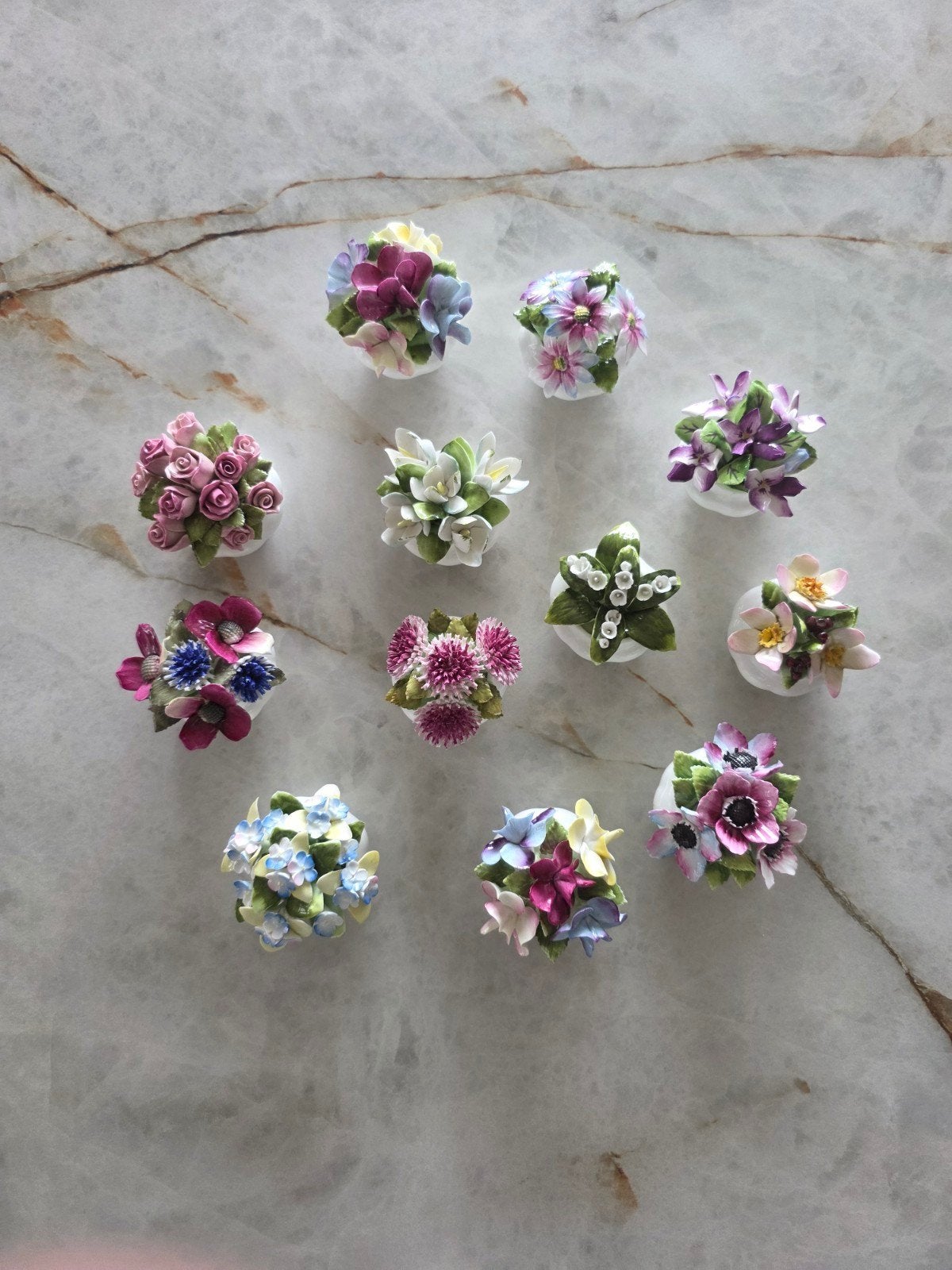 Set van 12 porseleinen bloemstukjes, Antiek en Kunst, Antiek | Porselein, Ophalen of Verzenden