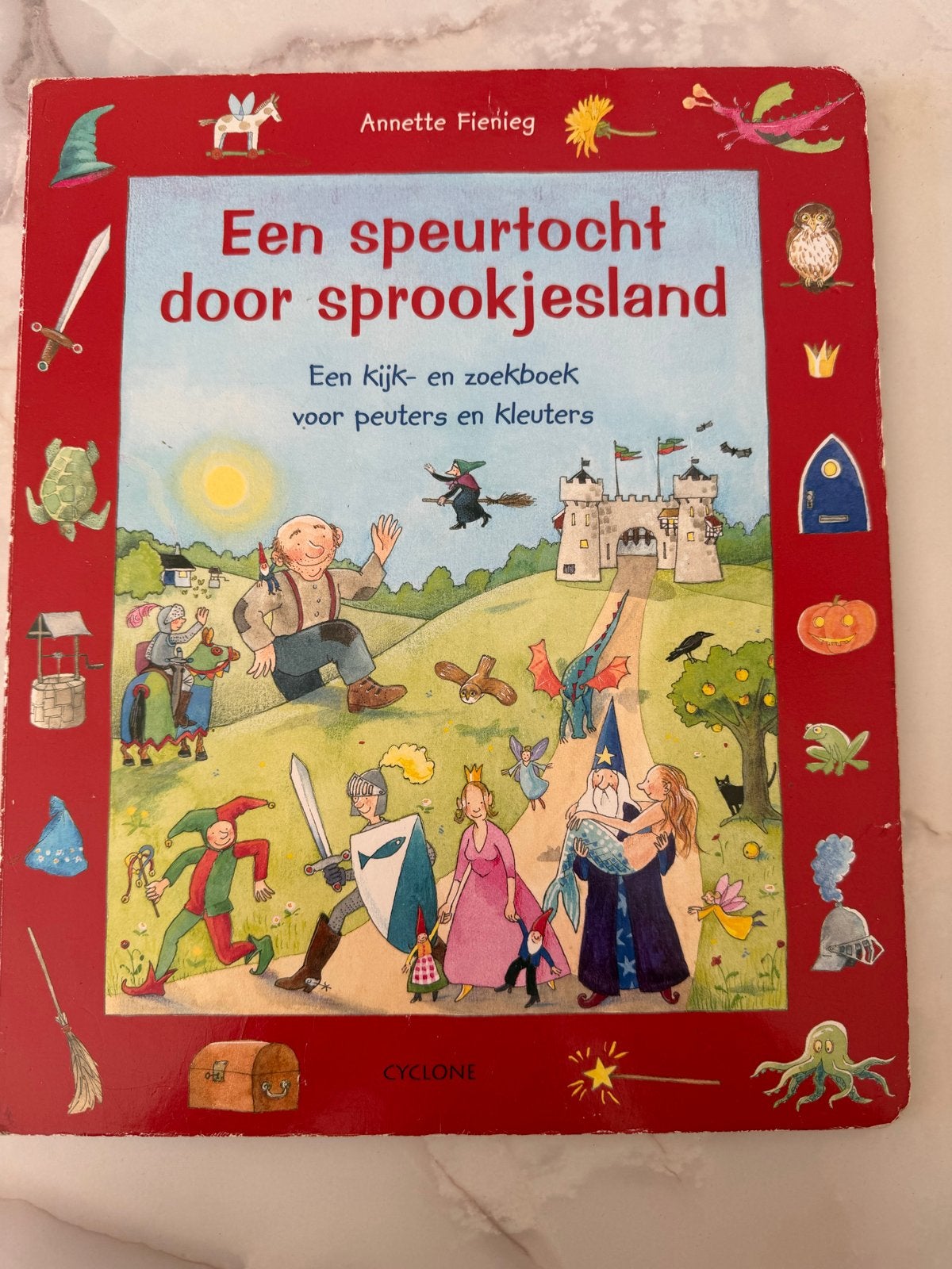Een speurtocht door sprookjesland - Kijk- en zoekboek, Boeken, Gelezen, Jongen of Meisje, Ophalen of Verzenden, Voorleesboek