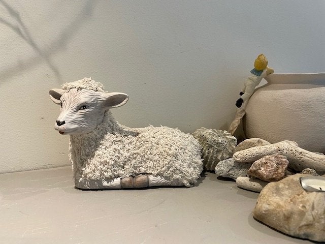 Vintage beeld liggend schaap van steen en stof. Pasen., Ophalen, Vintage, Gebruikt, Wit