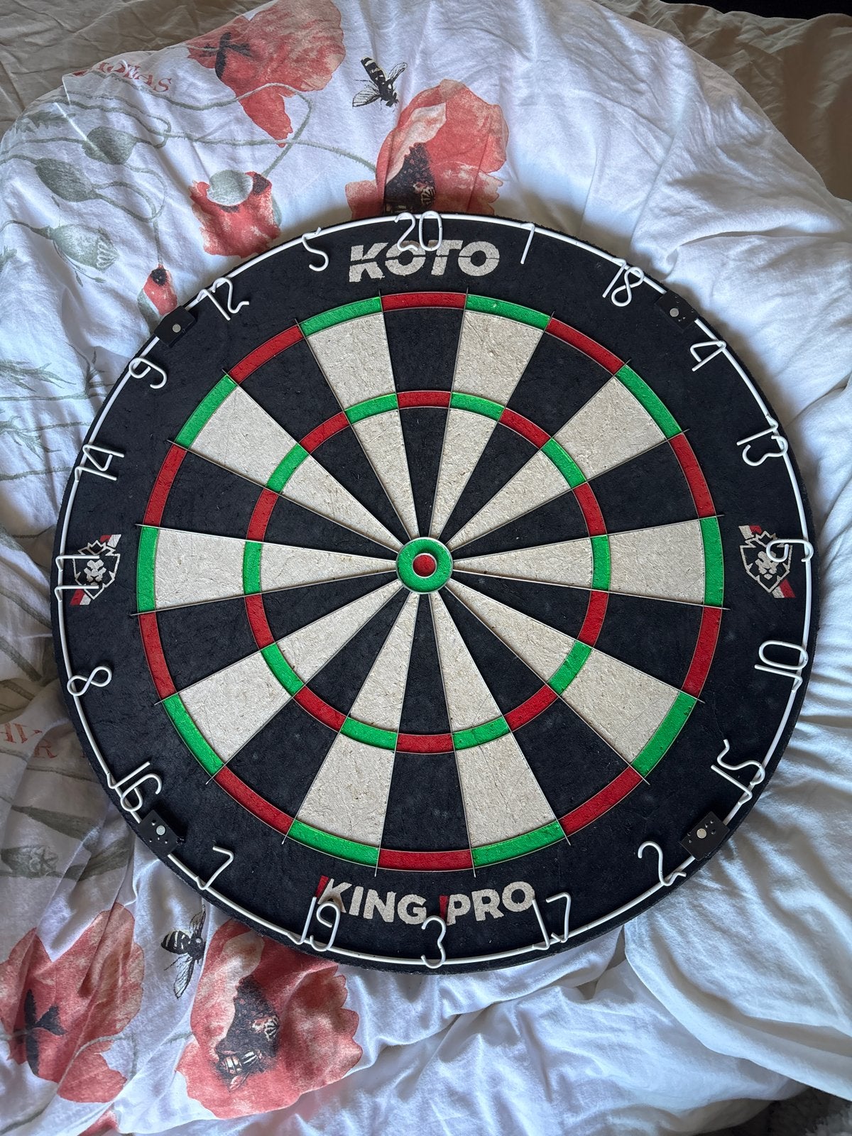 Koto King Pro Dartbord met 3 Dartpijlen - Gebruikt, Goede St, Sport en Fitness, Darts, Ophalen, Gebruikt, Dartbord met pijlen