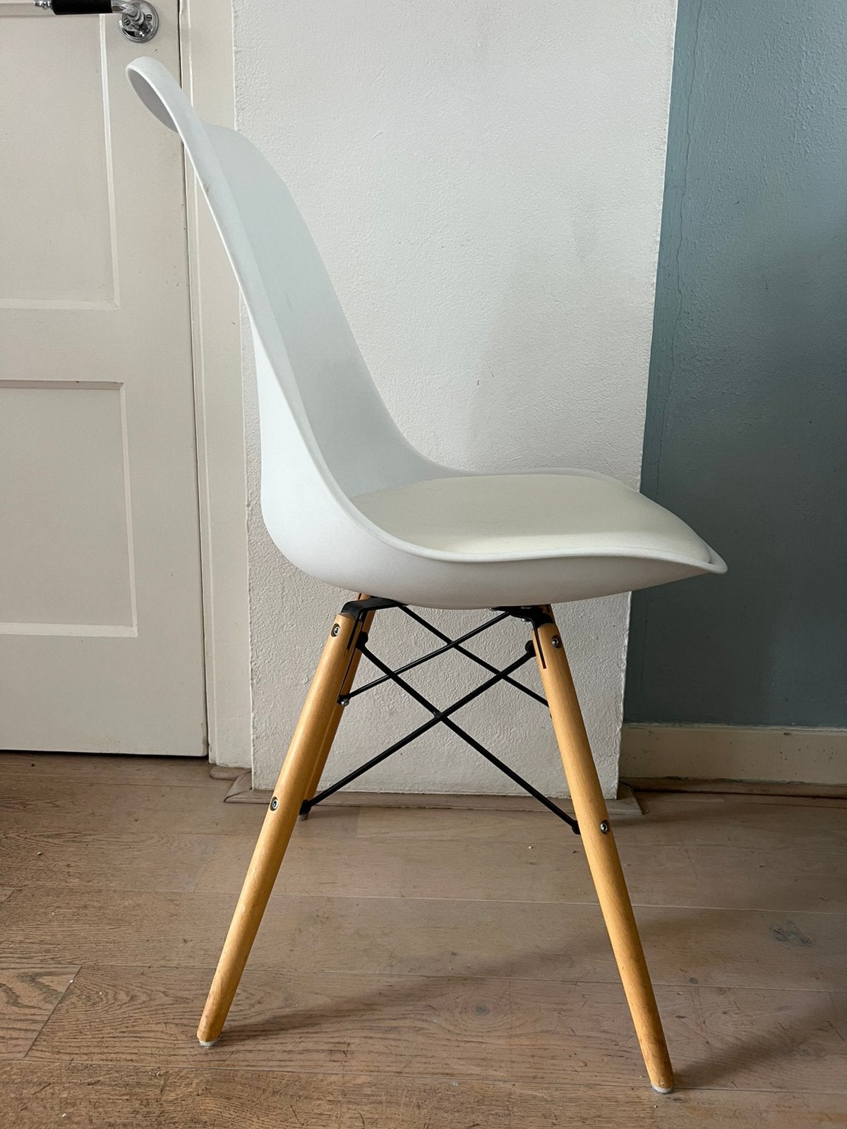 Foto 4 van Moderne witte eetkamerstoelen